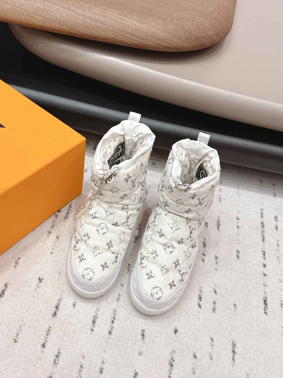 NO:695360,: 'Exclusive top version' Autumn and winter L*V Louis Vuitton 2025 vs autumn and winter official website latest catwalk snow boots series is now on the market... [Round-toe thick-soled down snow boots] The super luxury style subverts the design of traditional snow boots, giving a new interpretation of the concept of down, personality trend, leading fashion... Fabric: original custom cowhide/terry cloth/jacquard craftsmanship lining: original custom imported pure down padding: original custom injection molding pad  Outsole: original molded rubber foam outsole Packaging: original full set of packaging Code number: 35-39 (40.41.42 customization is not returnable) Color: official website updated simultaneously, snow boots, louis vuitton, louis vuitton, louis vuitton, boots, down jacket, cowhide19860909: 《独家顶级版本》 秋冬L*V路易威登驴家2025vs秋冬官网最新走秀雪地靴系列火爆上市……【圆头厚底羽绒雪地靴】 超级豪刊的款式颠覆了传统雪地靴的设计 将羽绒的概念进行了全新的演绎 个性潮流 引领时尚…… 面料:原版定制牛皮/毛巾布/提花工艺 内里:原版定制进口填充纯羽绒 垫脚:原版定制注塑成型垫 大底:原版开模橡胶发泡大底 包装:原版全套包装 码数:35-39（40.41.42定制不退换） 颜色:官网同步更新,雪地靴,louis vuitton,louis vuitton,louis vuitton,boots,down jacket,cowhide,Women's Shoes