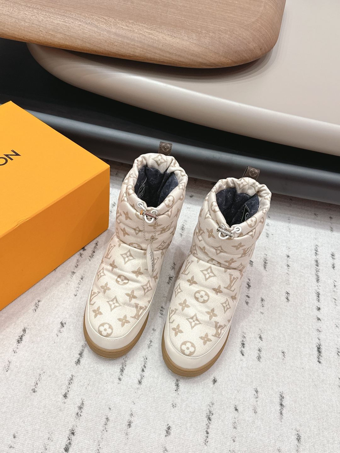 NO:695367,: 'Exclusive top version' Autumn and winter L*V Louis Vuitton 2025 vs autumn and winter official website latest catwalk snow boots series is now on the market... [Round-toe thick-soled down snow boots] The super luxury style subverts the design of traditional snow boots, giving a new interpretation of the concept of down, personality trend, leading fashion... Fabric: original customized cowhide/weaving/printing process Lining: original customized imported pure down filling Foot: original customized injection molding pad  Outsole: original molded rubber foam outsole Packaging: original full set of packaging Code number: 35-39 (40.41.42 customization is not returnable) Color: official website updated simultaneously, snow boots, louis vuitton, louis vuitton, louis vuitton, boots, down jacket, cowhide19860909: 《独家顶级版本》 秋冬L*V路易威登驴家2025vs秋冬官网最新走秀雪地靴系列火爆上市……【圆头厚底羽绒雪地靴】 超级豪刊的款式颠覆了传统雪地靴的设计 将羽绒的概念进行了全新的演绎 个性潮流 引领时尚…… 面料:原版定制牛皮/织布/印花工艺 内里:原版定制进口填充纯羽绒 垫脚:原版定制注塑成型垫 大底:原版开模橡胶发泡大底 包装:原版全套包装 码数:35-39（40.41.42定制不退换） 颜色:官网同步更新,雪地靴,louis vuitton,louis vuitton,louis vuitton,boots,down jacket,cowhide,Women's Shoes