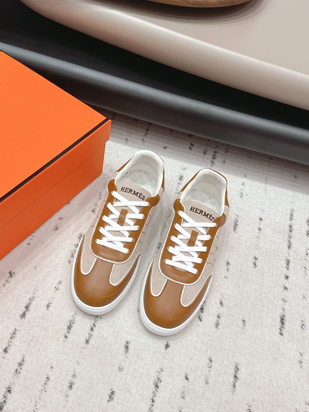 NO:695390,'Exclusive top version' for couples Hermes 26 vs early spring new casual shoes series for couples... Classic sports style + British color matching design, classic and durable!  Original inverted mold last, ultimate 1:1 shape, imported high-end mesh material showing exquisite texture!  Open the mold to customize the A-level high-density private mold outsole with luxurious packaging!  - Unparalleled quality, original custom-made cowhide/woven fabric, original custom-made sheepskin lining, original custom-made sheepskin for feet, original open-molded TPU molded outsole, original full set of packaging, code number 35-44 (45.46. customized), color official website updated simultaneously, casual shoes/sports shoes, hermes, hermes, sneakers, cowhide, sheepskin19860909情侣《独家顶级版本》 Hermes爱马*仕26vs早春新款情侣休闲鞋系列…… 经典运动风格+英伦拼色设计,经典耐看！原版倒模楦型,极致1:1形体,进口高端网料呈现出精致质感！开模定制A级高密私模大底,奢华包装！ -无二品质, 面料原版定制牛皮/织布 内里原版定制羊皮 垫脚原版定制羊皮 大底原版开模TPU成型底 包装原版全套包装 码数35-44（45.46.定制） 颜色官网同步更新,休闲鞋/运动鞋,hermes,hermes,sneakers,cowhide,sheepskin,Women's Shoes