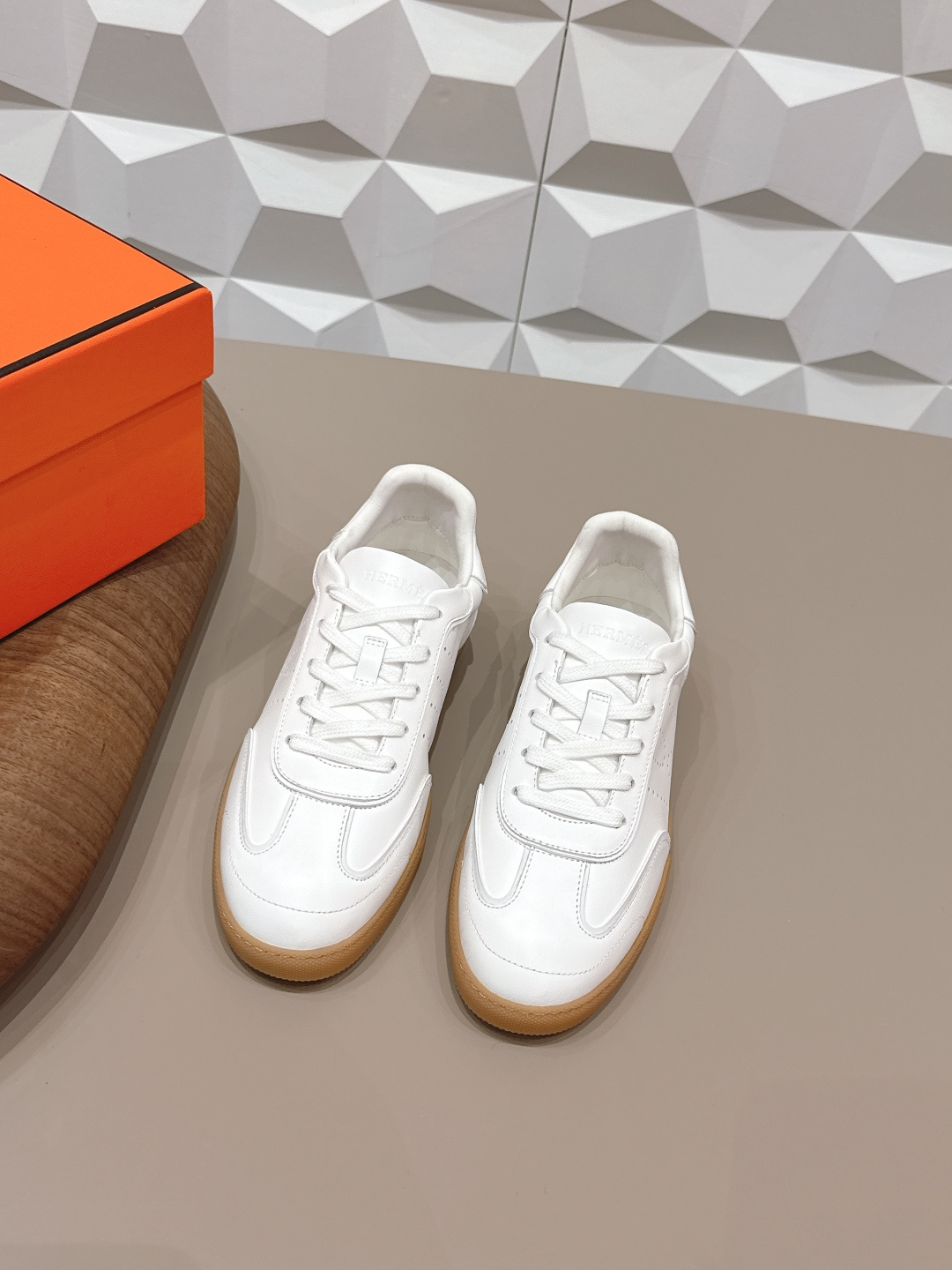 NO:695382,'Exclusive top version' for couples Hermes 26 vs early spring new casual shoes series for couples... Classic sports style + British color matching design, classic and durable!  Original inverted mold last, ultimate 1:1 shape, imported high-end mesh material showing exquisite texture!  Open the mold to customize the A-level high-density private mold outsole with luxurious packaging!  - Unparalleled quality, original custom-made cowhide/cow leather lining, original custom-made sheepskin for foot pads, original custom-made sheepskin outsole, original molded TPU molded bottom, original full set packaging, code number 35-44 (45.46. customized), color official website updated simultaneously, casual shoes/sports shoes, hermes, hermes, sneakers, cowhide, sheepskin19860909情侣《独家顶级版本》 Hermes爱马*仕26vs早春新款情侣休闲鞋系列…… 经典运动风格+英伦拼色设计,经典耐看！原版倒模楦型,极致1:1形体,进口高端网料呈现出精致质感！开模定制A级高密私模大底,奢华包装！ -无二品质, 面料原版定制牛皮/牛猄 内里原版定制羊皮 垫脚原版定制羊皮 大底原版开模TPU成型底 包装原版全套包装 码数35-44（45.46.定制） 颜色官网同步更新,休闲鞋/运动鞋,hermes,hermes,sneakers,cowhide,sheepskin,Women's Shoes