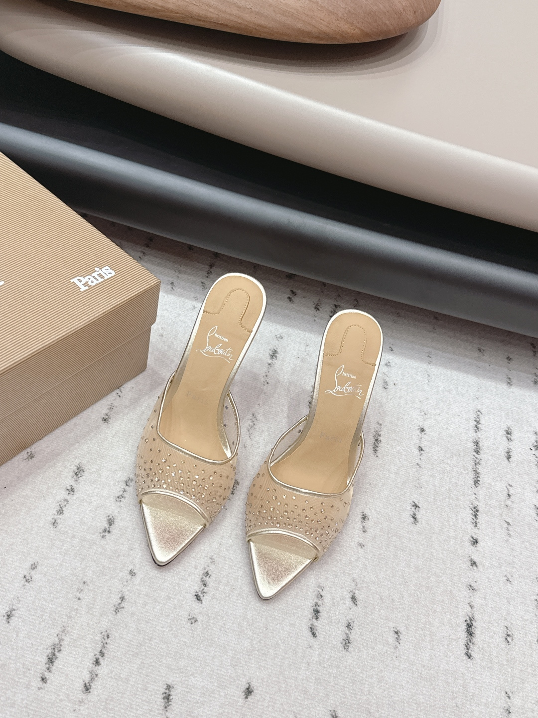 NO:695354,'Exclusive top version' Christian louboutin2026vs early spring latest fashion sandals series... [Pointed hot diamond high-heeled sandals] Original quality  Authentic European style, the upper foot is perfect to wear with this shoe. It is elegant and crystal clear. Regardless of the materials of the accessories, they are all customized one by one. You must go to get the original version. The whole series is full of exciting and external elements. The texture of different materials, the expression of texture and surface, have a strong artistic atmosphere... Upper: Original customized mesh hot-drilling process. Inner: Original customized mesh. Foot:  Original customized sheepskin outsole: Original customized genuine leather outsole Heel height: 10cm Packaging: Original full set of packaging Size: 35-39 (40.41.42 customization is not returnable) Color: Official website updated simultaneously, high heels and slippers, sandals, high heels, slippers, sheepskin, Leather soles19860909《独家顶级版本》 Christian louboutin2026vs早春最新时装凉鞋系列……【尖头烫钻高跟凉拖】 原单品质 原汁原味的欧式风格,上脚非常完美穿搭上配此鞋,优雅大方,晶莹剔透,无论种各配件材质,都是家独一比一定制,必到做原版零距离,整系个列都充了满令兴人奋意和外的元结素合,不同材的质,肌的理面的料表现,具有极的浓艺术气息…… 鞋面: 原版定制网烫钻工艺 内里: 原版定制网 垫脚: 原版定制羊皮 大底: 原版定制真皮大底 跟高: 10cm 包装: 原版全套包装 码数: 35-39(40.41.42定制不退换) 颜色: 官网同步更新,高跟鞋拖鞋,sandals,high heels,slippers,sheepskin,Leather soles,Women's Shoes