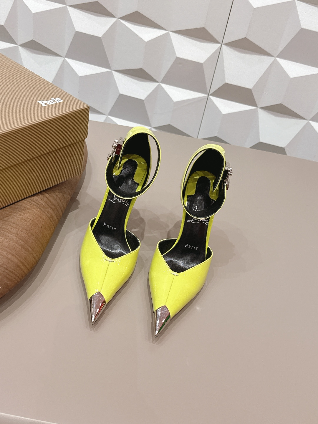 NO:695349,'Exclusive top version' Christian louboutin2026vs early spring latest fashion shoe series... [Pointed toe hollow high-heeled shoes] Original quality  Authentic European style, perfect for wearing with this shoe, elegant and crystal clear. Regardless of the materials of various accessories, they are all customized one by one. You must go to get the original version. The entire series is full of exciting and exciting combinations of elements. The texture of different materials and the expression of textured surfaces have a strong artistic atmosphere... Upper: Original customized patent leather. Inner: Original customized sheepskin. Feet:  Original customized sheepskin outsole: Original customized genuine leather outsole Heel height: 10cm Packaging: Original full set of packaging Size: 35-39 (40.41.42 customization is not returnable) Color: Official website updated simultaneously, high heels and slippers, high heels, slippers, sheepskin, Leather soles19860909《独家顶级版本》 Christian louboutin2026vs早春最新时装单鞋系列……【尖头中空高跟单鞋】 原单品质 原汁原味的欧式风格,上脚非常完美穿搭上配此鞋,优雅大方,晶莹剔透,无论种各配件材质,都是家独一比一定制,必到做原版零距离,整系个列都充了满令兴人奋意和外的元结素合,不同材的质,肌的理面的料表现,具有极的浓艺术气息…… 鞋面: 原版定制漆皮 内里: 原版定制羊皮 垫脚: 原版定制羊皮 大底: 原版定制真皮大底 跟高: 10cm 包装: 原版全套包装 码数: 35-39(40.41.42定制不退换) 颜色: 官网同步更新,高跟鞋拖鞋,high heels,slippers,sheepskin,Leather soles,Women's Shoes