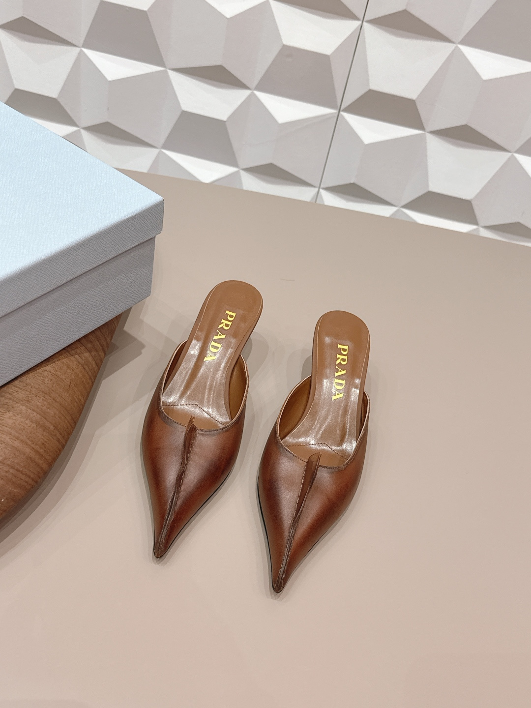 NO:695326,: 'Exclusive top version' PRA*D 2026 vs early spring catwalk popular fashion shoes series... [Pointed lace half slippers]  PRADA's spring and summer T-stage catwalk show is the same style as 'Dream Never Sleeps'. Prada can use it on important occasions. The fresh style has a bit of nobility and is perfect on the feet. When worn with this shoe, it is elegant and crystal clear, regardless of the material of various accessories.  , all are exclusively customized one to one, and must be zero distance from the original version. The entire series is full of exciting and unexpected combinations of elements, different materials, textures of fabrics, and a strong artistic atmosphere, allowing you to appreciate the ever-changing style of Prada girls...  Upper: Original customized cowhide Lining: Original customized sheepskin Foot pads: Original customized sheepskin Outsole: Original customized leather outsole Heel height: 5.5cm Packaging: Original complete package Number of yards: 35-39 (34.40.41.42 customization is non-returnable) Color: Official website updated simultaneously, high heels and sandals, prada, prada, sandals, high heels, cowhide, sheepskin, Leather soles19860909: 《独家顶级版本》 PRA*D普拉*达2026vs早春走秀爆款时装单鞋系列 ……【尖头花边半拖单鞋】 PRADA春夏T台走秀网红同款＂造梦不夜城＂,Prada能在重要场合上用得上了,小清新风带点贵气的感觉,上脚非常完美,穿搭配上此鞋,优雅大方,晶莹剔透,无论各种配件材质,都是独家一比一定制,必做到原版零距离,整个系列都充满了令人兴奋和意外的元素结合,不同的材质,肌理的面料的表现,具有极浓的艺术气息,让你领略Prada女孩的百变风格…… 鞋面: 原版定制牛皮 内里: 原版定制羊皮 垫脚: 原版定制羊皮 大底: 原版定制真皮大底 跟高: 5.5cm 包装: 原版全套包装 码数: 35-39(34.40.41.42定制不退换） 颜色:官网同步更新,高跟鞋凉鞋,prada,prada,sandals,high heels,cowhide,sheepskin,Leather soles,Women's Shoes