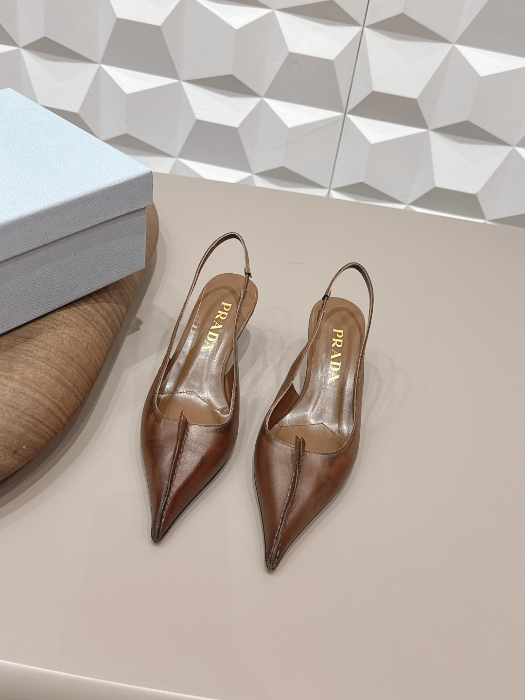 NO:695322,: 'Exclusive top version' PRA*D Pra*da 2026 vs early spring catwalk popular fashion shoes series... [Pointed lace shoes]  PRADA's spring and summer T-stage catwalk show is the same style as 'Dream Never Sleeps'. Prada can use it on important occasions. The fresh style has a bit of nobility and is perfect on the feet. When worn with this shoe, it is elegant and crystal clear, regardless of the material of various accessories.  , all are exclusively customized one to one, and must be zero distance from the original version. The entire series is full of exciting and unexpected combinations of elements, different materials, textures of fabrics, and a strong artistic atmosphere, allowing you to appreciate the ever-changing style of Prada girls...  Upper: Original customized cowhide Lining: Original customized sheepskin Foot pads: Original customized sheepskin Outsole: Original customized leather outsole Heel height: 5.5cm Packaging: Original complete package Number of yards: 35-39 (34.40.41.42 customization is non-returnable) Color: Official website updated simultaneously, high heels and sandals, prada, prada, sandals, high heels, cowhide, sheepskin, Leather soles19860909: 《独家顶级版本》 PRA*D普拉*达2026vs早春走秀爆款时装单鞋系列 ……【尖头花边单鞋】 PRADA春夏T台走秀网红同款＂造梦不夜城＂,Prada能在重要场合上用得上了,小清新风带点贵气的感觉,上脚非常完美,穿搭配上此鞋,优雅大方,晶莹剔透,无论各种配件材质,都是独家一比一定制,必做到原版零距离,整个系列都充满了令人兴奋和意外的元素结合,不同的材质,肌理的面料的表现,具有极浓的艺术气息,让你领略Prada女孩的百变风格…… 鞋面: 原版定制牛皮 内里: 原版定制羊皮 垫脚: 原版定制羊皮 大底: 原版定制真皮大底 跟高: 5.5cm 包装: 原版全套包装 码数: 35-39(34.40.41.42定制不退换） 颜色:官网同步更新,高跟鞋凉鞋,prada,prada,sandals,high heels,cowhide,sheepskin,Leather soles,Women's Shoes