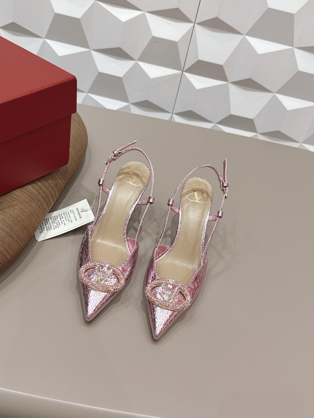 NO:695337,: 'Exclusive top version' VALENTIN*O 26 vs the latest fashion shoe series in early spring... [Pointed diamond buckle back empty shoes] Ms. Valentino loves simplicity and irresistibility. The combination shows a unique dressing style, free mix and match to shine and keep up with the pace of European and American fashion!  !  !  The top-notch craftsmanship and texture are perfectly presented. No matter any details, you can compare them with the counters. You can enter and exit the counters at will with the best quality products!  !  Fabric: Original customized sheepskin diamond buckle process Lining: Original customized sheepskin Foot pads: Original customized sheepskin Outsole: Original customized leather outsole Heel height: 8cm Size: 35-40 (41.42.43. Customization is non-refundable) Packaging: Original full set of packaging Color: Official website updated simultaneously, high-heeled shoes and sandals, valentino, valentino, sandals, high heels, sheepskin, Leather soles19860909: 《独家顶级版本》 VALENTIN*O华伦*天奴26vs早春最新时装单鞋系列……【尖头钻扣后空单鞋】 华伦天奴女士钟爱简约又难以抗拒系,搭配展现与众不同的穿搭风格、自由混搭闪耀到位跟紧欧美风时尚步伐！！！ 顶级工艺质感完美呈现,无论任何细节均可对比专柜,最好级别的顶级货,随意进出专柜！！ 面料: 原版定制羊皮钻扣工艺 内里: 原版定制羊皮 垫脚: 原版定制羊皮 大底: 原版定制真皮大底 跟高: 8cm 码数: 35-40（41.42.43.定制不退换） 包装: 原版全套包装 颜色: 官网同步更新,高跟鞋凉鞋,valentino,valentino,sandals,high heels,sheepskin,Leather soles,Women's Shoes