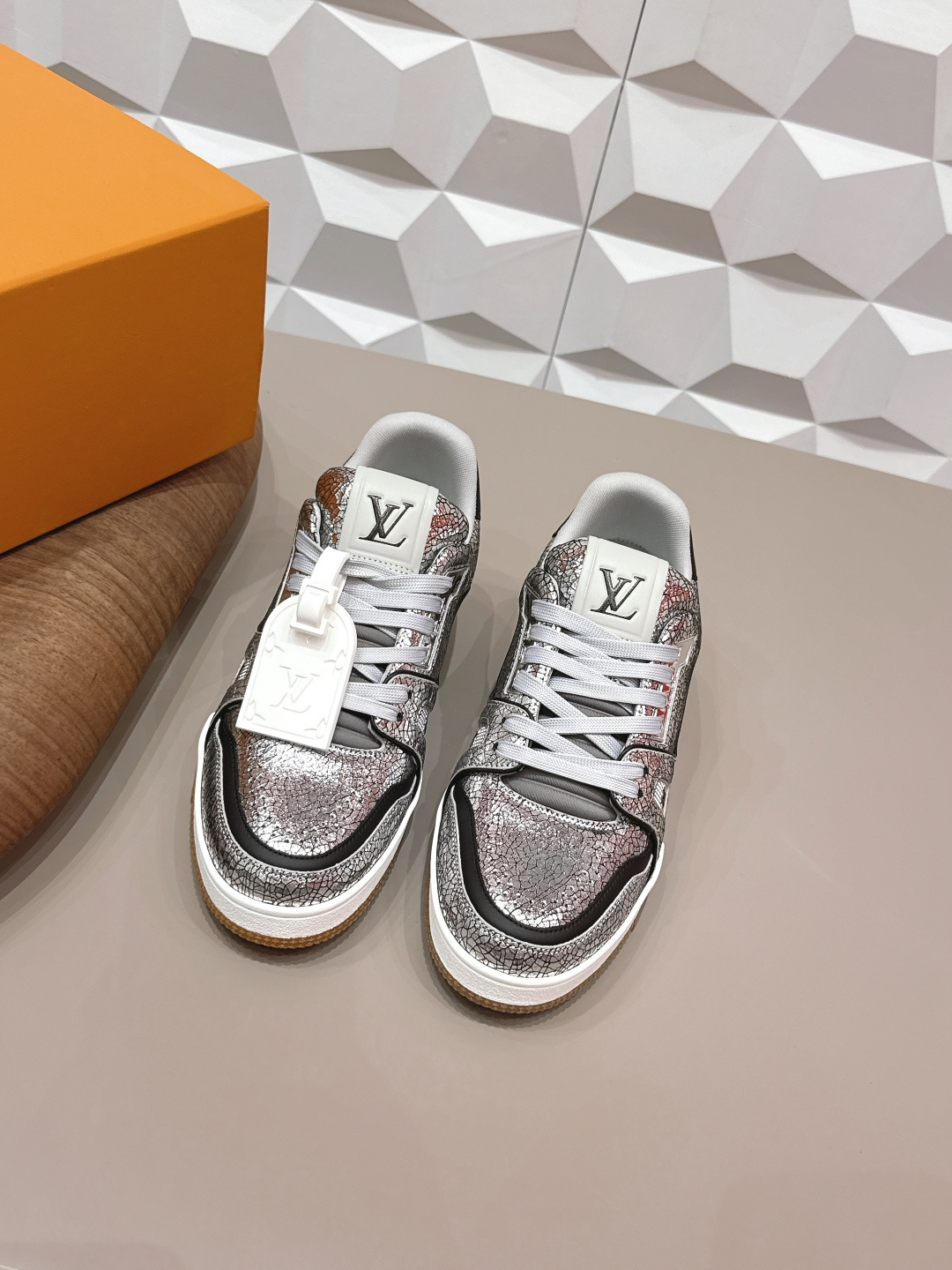 NO:695378,Couple's 'Top Exclusive First Release' [Couple's Color Matching Casual Shoes] LV 26's early spring new color debut is really a new style, sisters, it looks so good on your feet. Buy the original version at the counter and develop it one to one. All details, materials, quality are the same as those at the counter, and you will get the latest luxury packaging... Fabric: Original customized cowhide printing process Lining: Original customized breathable mesh Foot: Original customized fabric injection molding Outsole: Original open-molded TPU molded bottom Packaging: Original upgraded full package  Size: 35-44 (45.46 customization is non-refundable) Color: Official website updated simultaneously, casual shoes/sports shoes, louis vuitton, sneakers, cowhide19860909情侣《顶级独家首发》【情侣拼色休闲鞋】 LV 26早春新色首发真的又是新一款王炸新款,姐妹们,上脚太好看啦专柜购买原版一比一开发,所有细节,材料,品质,跟专柜无区别,再送豪华最新大包装…… 面料:原版定制牛皮打印工艺 内里:原版定制透气网布 垫脚:原版定制布料注塑成型 大底:原版开模TPU成型底 包装:原版升级全套包装 码数:35-44（45.46定制不退换） 颜色:官网同步更新,休闲鞋/运动鞋,louis vuitton,sneakers,cowhide,Women's Shoes