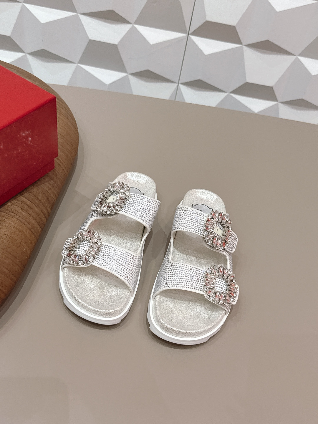 NO:695359,Hot Diamond 'Exclusive Top Version' ROGE*VIVIE*2026vs new early spring sandals series... [Round-head beach sandals] RV originates from the French Paris fashion design brand - classic single shoe series RV is the brand to pursue!  Each one can be said to be the best!  The appearance is well matched, and the clothes in the wardrobe can be matched outstandingly. The square buckle also makes the match look more grand, and has momentum in and out of various places. The fabric is made with original custom cashmere perforation. The interior is made of original custom sheepskin. The feet are made of original custom cashmere water table. The outsole is an original molded TPU molded bottom. The bottom height is 2.0cm. The size is 35-39 (34.40.41 customization is not returnable). The original full set of packaging. Color: official website updated simultaneously, slippers, roger.  vivier,slippers,sheepskin19860909烫钻《独家顶级版本》 ROGE*VIVIE*2026vs早春新款凉拖系列……【圆头沙滩凉拖】 RV源于法国巴黎时尚设计品牌— —经典单鞋系列 RV是追求的品牌！每一款都可谓是做到了极致！ 外观很好搭配,衣柜的衣服都能搭配的很出众,方扣也是让搭配看起来更大气,进出各种场所都有气势 面料原版定制羊绒烫钻工艺 内里原版定制羊皮 垫脚原版定制羊绒包水台 大底原版开模TPU成型底 底高2.0cm 码数35-39（34.40.41定制不退换） 包装原版全套包装 颜色:官网同步更新,拖鞋,roger vivier,slippers,sheepskin,Women's Shoes