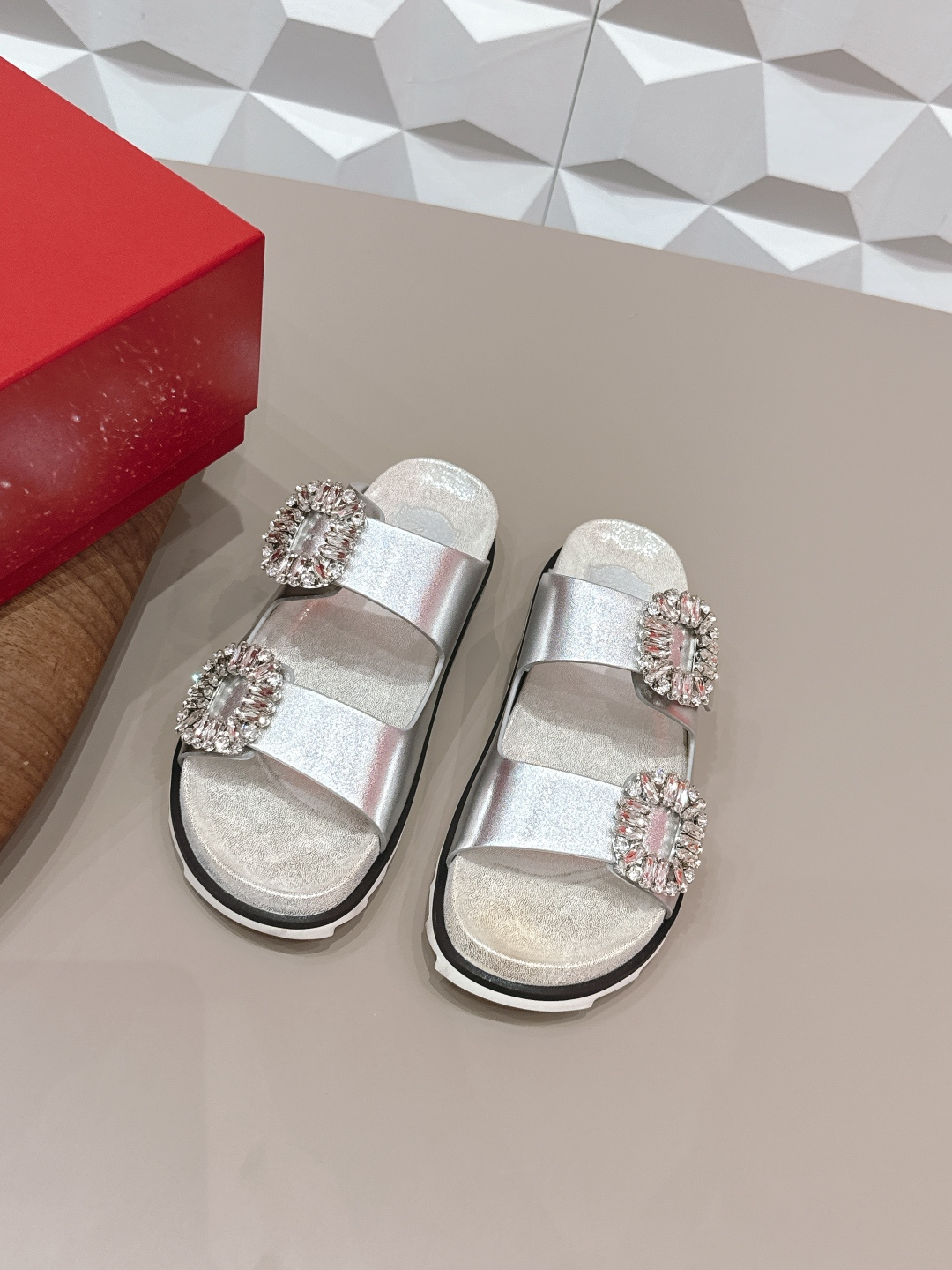 NO:695364,'Exclusive top version' ROGE*VIVIE*2026 vs early spring new sandals series... [Round-head beach sandals] RV originates from the French Paris fashion design brand - the classic shoe series RV is the brand to pursue!  Each one can be said to be the best!  The appearance is well matched, and the clothes in the wardrobe can be matched very well. The square buckle also makes the match look more grand, and has momentum in and out of various places. The fabric is original custom cowhide diamond buckle. The lining is original custom sheepskin. The feet are original custom cashmere water table. The sole is original open mold TPU molding bottom. The bottom height is 2.0cm. The size is 35-39 (34.40.41 customization is not returnable). The original full package. Color: official website updated simultaneously, slippers, roger.  vivier,slippers,cowhide,sheepskin19860909《独家顶级版本》 ROGE*VIVIE*2026vs早春新款凉拖系列……【圆头沙滩凉拖】 RV源于法国巴黎时尚设计品牌— —经典单鞋系列 RV是追求的品牌！每一款都可谓是做到了极致！ 外观很好搭配,衣柜的衣服都能搭配的很出众,方扣也是让搭配看起来更大气,进出各种场所都有气势 面料原版定制牛皮钻扣 内里原版定制羊皮 垫脚原版定制羊绒包水台 大底原版开模TPU成型底 底高2.0cm 码数35-39（34.40.41定制不退换） 包装原版全套包装 颜色:官网同步更新,拖鞋,roger vivier,slippers,cowhide,sheepskin,Women's Shoes