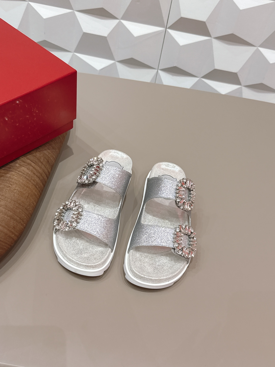 NO:695377,'Exclusive top version' ROGE*VIVIE*2026 vs early spring new sandals series... [Round-head beach sandals] RV originates from the French Paris fashion design brand - the classic shoe series RV is the brand to pursue!  Each one can be said to be the best!  The appearance is well matched, and the clothes in the wardrobe can be matched very well. The square buckle also makes the match look more grand, and has momentum in and out of various places. The fabric is original and customized with Gretel diamond buttons. The lining is original and customized sheepskin. The feet are made of original and customized cashmere water table. The outsole is original open molded TPU molded bottom. Bottom height is 2.0cm. Size 35-39 (34.40.41 customization is not returnable). Original full package. Color: official website updated simultaneously, slippers, roger.  vivier,slippers,sheepskin19860909《独家顶级版本》 ROGE*VIVIE*2026vs早春新款凉拖系列……【圆头沙滩凉拖】 RV源于法国巴黎时尚设计品牌— —经典单鞋系列 RV是追求的品牌！每一款都可谓是做到了极致！ 外观很好搭配,衣柜的衣服都能搭配的很出众,方扣也是让搭配看起来更大气,进出各种场所都有气势 面料原版定制格雷特钻扣 内里原版定制羊皮 垫脚原版定制羊绒包水台 大底原版开模TPU成型底 底高2.0cm 码数35-39（34.40.41定制不退换） 包装原版全套包装 颜色:官网同步更新,拖鞋,roger vivier,slippers,sheepskin,Women's Shoes