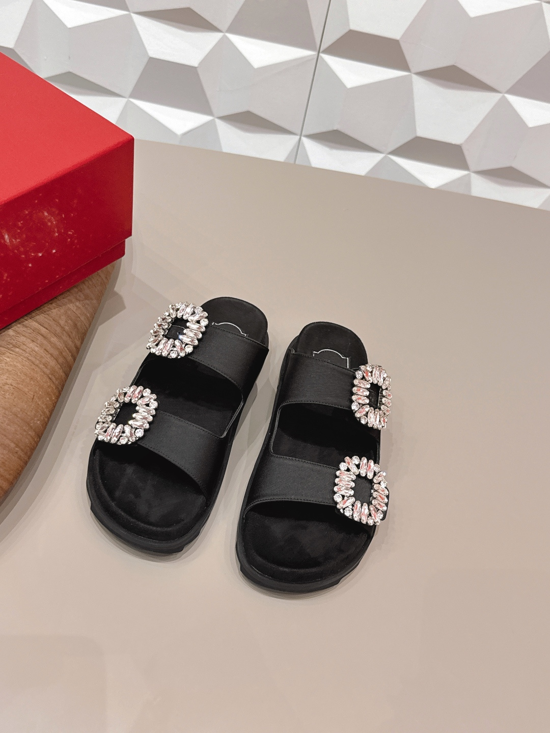 NO:695368,'Exclusive top version' ROGE*VIVIE*2026 vs early spring new sandals series... [Round-head beach sandals] RV originates from the French Paris fashion design brand - the classic shoe series RV is the brand to pursue!  Each one can be said to be the best!  The appearance is well matched, and the clothes in the wardrobe can be matched very well. The square buckle also makes the match look more grand, and has momentum in and out of various places. The fabric is original custom silk cloth with diamond buttons. The lining is original custom sheepskin. The feet are original custom cashmere water table. The outsole is original open molded TPU molded bottom. The bottom height is 2.0cm. The size is 35-39 (34.40.41 customization is not returnable). The original full set of packaging. Color: official website updated simultaneously, slippers, roger.  vivier,slippers,sheepskin,real silk19860909《独家顶级版本》 ROGE*VIVIE*2026vs早春新款凉拖系列……【圆头沙滩凉拖】 RV源于法国巴黎时尚设计品牌— —经典单鞋系列 RV是追求的品牌！每一款都可谓是做到了极致！ 外观很好搭配,衣柜的衣服都能搭配的很出众,方扣也是让搭配看起来更大气,进出各种场所都有气势 面料原版定制真丝布钻扣 内里原版定制羊皮 垫脚原版定制羊绒包水台 大底原版开模TPU成型底 底高2.0cm 码数35-39（34.40.41定制不退换） 包装原版全套包装 颜色:官网同步更新,拖鞋,roger vivier,slippers,sheepskin,real silk,Women's Shoes