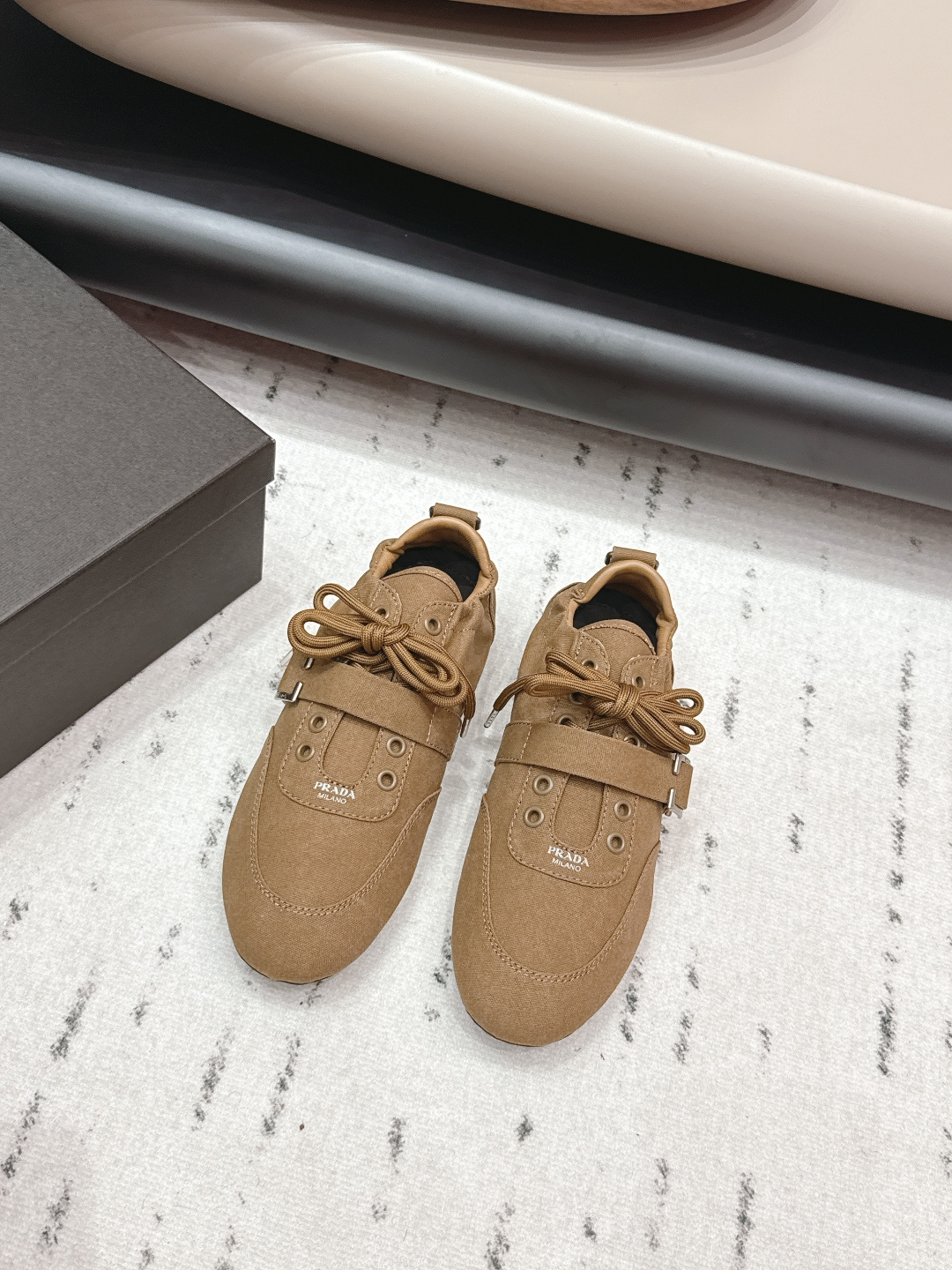 NO:695346,: 'Exclusive top version' PRAD-A Pra*da 2026 vs early spring new casual shoes series... [Round toe flat casual shoes] Original 1:1 customization, this year's most fashionable silk surface, British style retro white shoes with laces, worn by many Internet celebrities, this shoe, cowhide color matching, silk screen letter luogo craftsmanship, very popular this year, can be worn for both leisure and sports... Fabric Original custom denim Lining original custom sheepskin Foot pads Original custom sheepskin  Original molded outsole, size 35-39 (40.41. Customized, non-refundable), original full set of packaging, colors updated simultaneously on the official website, casual shoes/sports shoes, prada, prada, sneakers, cowhide, sheepskin, real silk19860909: 《独家顶级版本》  PRAD-A普拉*达2026vs早春新款休闲鞋系列……【圆头平底休闲鞋】 原版1:1定制,今年最潮的真丝面,系带英伦风复古小白鞋,众多网红上脚,这款鞋,牛皮拼色,丝印字母luogo工艺,今年非常爆,穿上休闲运动两不失误…… 面料原版定制牛仔布 内里原版定制羊皮 垫脚原版定制羊皮 大底原版开模成型底 码数35-39（40.41.定制不退换） 包装原版全套包装 颜色官网同步更新,休闲鞋/运动鞋,prada,prada,sneakers,cowhide,sheepskin,real silk,Women's Shoes