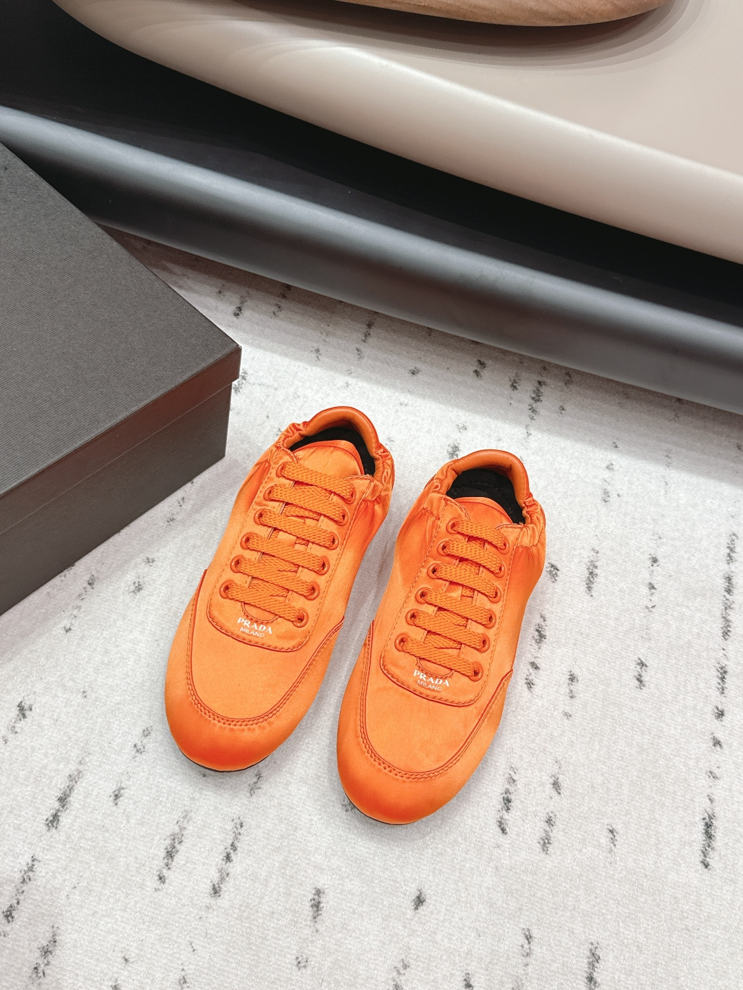 NO:695352,: 'Exclusive top version' PRAD-A Pra*da 2026 vs early spring new casual shoes series... [Round-toe flat casual shoes] Original 1:1 customization, this year's most fashionable silk surface, lace-up British style retro white shoes, worn by many Internet celebrities, this shoe, cowhide color matching, silk screen letter luogo craftsmanship, very popular this year, can be worn for both leisure and sports... Fabric Original custom silk cloth Lining original custom sheepskin Foot pads original custom sheepskin  Original molded outsole, size 35-39 (40.41. Customized, non-refundable), original full set of packaging, colors updated simultaneously on the official website, casual shoes/sports shoes, prada, prada, sneakers, cowhide, sheepskin, real silk19860909: 《独家顶级版本》  PRAD-A普拉*达2026vs早春新款休闲鞋系列……【圆头平底休闲鞋】 原版1:1定制,今年最潮的真丝面,系带英伦风复古小白鞋,众多网红上脚,这款鞋,牛皮拼色,丝印字母luogo工艺,今年非常爆,穿上休闲运动两不失误…… 面料原版定制真丝布 内里原版定制羊皮 垫脚原版定制羊皮 大底原版开模成型底 码数35-39（40.41.定制不退换） 包装原版全套包装 颜色官网同步更新,休闲鞋/运动鞋,prada,prada,sneakers,cowhide,sheepskin,real silk,Women's Shoes