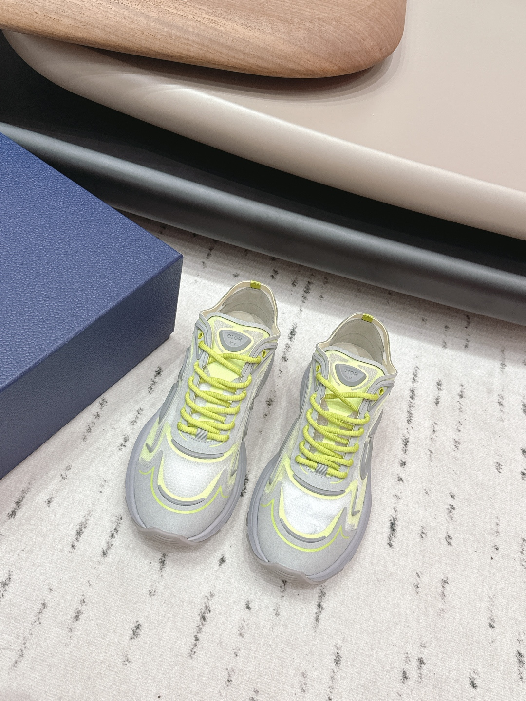 NO:695393,: Men's 'Exclusive Top Version' D*IOR Dior's classic casual popular series... [B30 men's new color casual shoes] Based on the classic sneaker version, adding deconstructed elements to the design. The classic brand digital logo is perfectly presented on the tail of the shoe. The circle surrounds the '23' logo on the shoe line, and the original customized cowhide mesh embroidery letter craft is full of fun, showing the fashionable design of Margiela. It is the pinnacle when it is launched. The upper foot is the king... Fabric Original customized cowhide/customized technical materials  Original custom-made high-density breathable mesh inside, original custom-made injection molding for feet, original T-molded TPU suction-molded foam sole, men's size 39-44 (38.45.46. Customized, non-returnable), original full set of packaging, official color update simultaneously, casual shoes/sneakers, masion margiela, sneakers, cowhide19860909: 男款《独家顶级版本》  D*IOR迪*奥经典休闲爆款系列……【B30男款新色休闲鞋】 以经典球鞋的版型为基础 加入解构元素设计 经典品牌数字logo在鞋尾完美呈现 圆圈围绕鞋履线“23”标志, 原版定制牛皮网刺绣字母工艺,玩味十足,尽显马吉拉时髦设计感,上市即巅峰 上脚即王者… 面料原版定制牛皮/定制科技材料 内里原版定制高密度透气网 垫脚原版定制注塑成型 大底原版T开模TPU吸模发泡底 码数男码39-44（38.45.46.定制不退换） 包装原版全套包装 颜色官网同步更新,休闲鞋/运动鞋,masion margiela,sneakers,cowhide,Women's Shoes