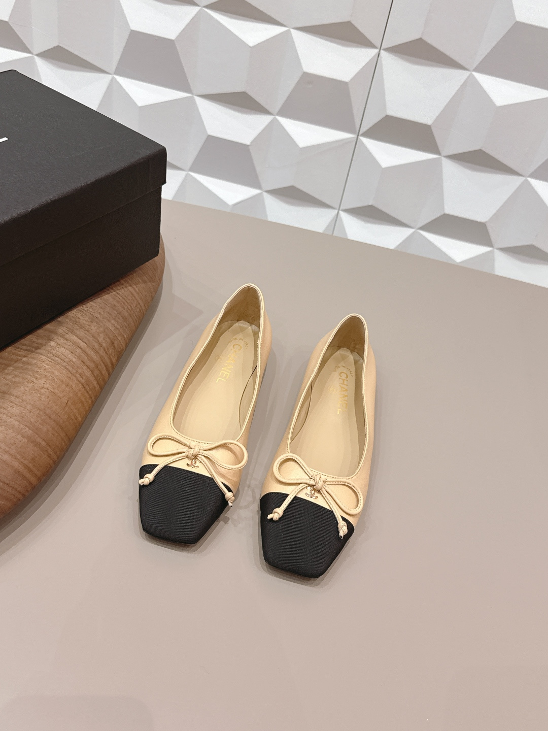 NO:695521,: 'Exclusive top version' CHANE*L Xiaoxiang 2026 vs the latest shoe series in the early spring counter... [Square-toe bow shoes] Ms. Chanel loves simple and irresistible styles. The combination shows a unique dressing style, free mix and match to shine in place and follow the fashionable pace of Grandma Tongxiang!  !  !  The top-notch craftsmanship and texture are perfectly presented. No matter any details, you can compare them with the counters. You can enter and exit the counters at will with the best quality products!  !  Fabric: Original customized sheepskin bow craft Lining: Original customized sheepskin Foot pads: Original customized sheepskin Outsole: Original customized leather outsole Heel height: 1.0cm Size: 35-39 (40.41. Customization is non-returnable) Packaging: Original full set of packaging Color: Official website updated simultaneously, single shoes, chanel, chanel, sheepskin, Leather soles19860909: 《独家顶级版本》  CHANE*L小香2026vs早春专柜最新单鞋系列……【方头蝴蝶结单鞋】  香奈儿女士钟爱简约又难以抗拒系 搭配展现与众不同的穿搭风格、自由混搭闪耀到位跟紧香奶奶时尚步伐！！！ 顶级工艺质感完美呈现,无论任何细节均可对比专柜,最好级别的顶级货,随意进出专柜！！ 面料: 原版定制羊皮蝴蝶结工艺 内里: 原版定制羊皮 垫脚: 原版定制羊皮 大底: 原版定制真皮大底 跟高: 1.0cm 码数: 35-39（40.41.定制不退换） 包装: 原版全套包装 颜色: 官网同步更新,单鞋,chanel,chanel,sheepskin,Leather soles,Women's Shoes