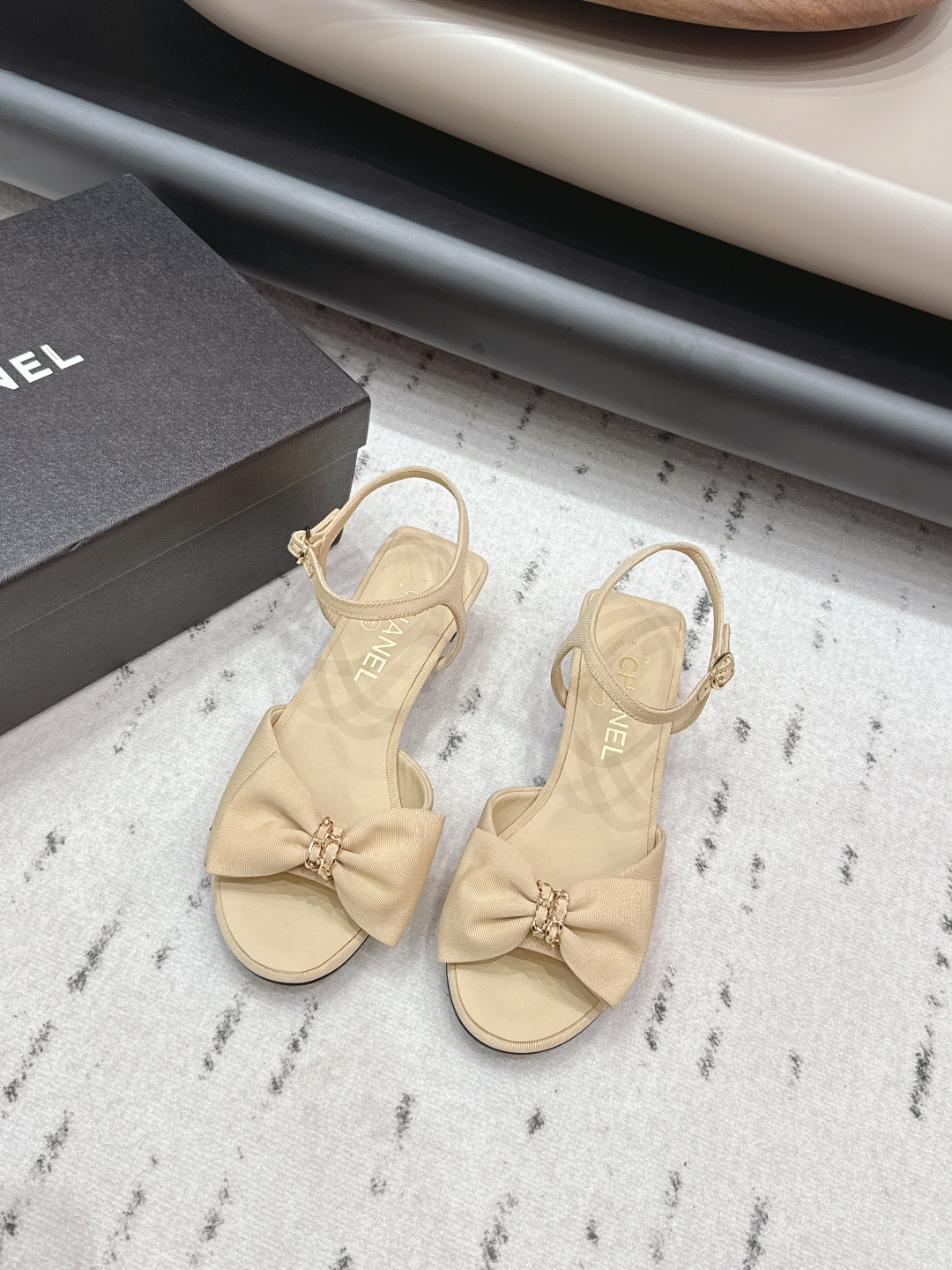 NO:695510,: 'Exclusive top version' CHANE*L Xiaoxiang 2026 vs the latest fashion sandals and shoes series in the early spring counter... [Round-toe bow sandals] Ms. Chanel loves simple and irresistible styles. The combination shows a unique dressing style, free mix and match to shine in place and follow the fashionable pace of Grandma Jinxiang!  !  !  The top-notch craftsmanship and texture are perfectly presented. No matter any details, you can compare them with the counters. You can enter and exit the counters at will with the best quality products!  !  Fabric: Original customized sheepskin/woven bow craft Lining: Original customized sheepskin Foot pads: Original customized sheepskin Outsole: Original customized leather outsole Heel height: 4.5cm Size: 35-39 (40.41.42. Customization is non-refundable) Packaging: Original full set of packaging Color: Official website updated simultaneously, sandals, chanel, chanel, sandals, sheepskin, Leather soles19860909: 《独家顶级版本》  CHANE*L小香2026vs早春专柜最新时装凉鞋鞋系列……【圆头蝴蝶结凉鞋】  香奈儿女士钟爱简约又难以抗拒系 搭配展现与众不同的穿搭风格、自由混搭闪耀到位跟紧香奶奶时尚步伐！！！ 顶级工艺质感完美呈现,无论任何细节均可对比专柜,最好级别的顶级货,随意进出专柜！！ 面料: 原版定制羊皮/织布蝴蝶结工艺 内里: 原版定制羊皮 垫脚: 原版定制羊皮 大底: 原版定制真皮大底 跟高: 4.5cm 码数: 35-39（40.41.42.定制不退换） 包装: 原版全套包装 颜色: 官网同步更新,凉鞋,chanel,chanel,sandals,sheepskin,Leather soles,Women's Shoes