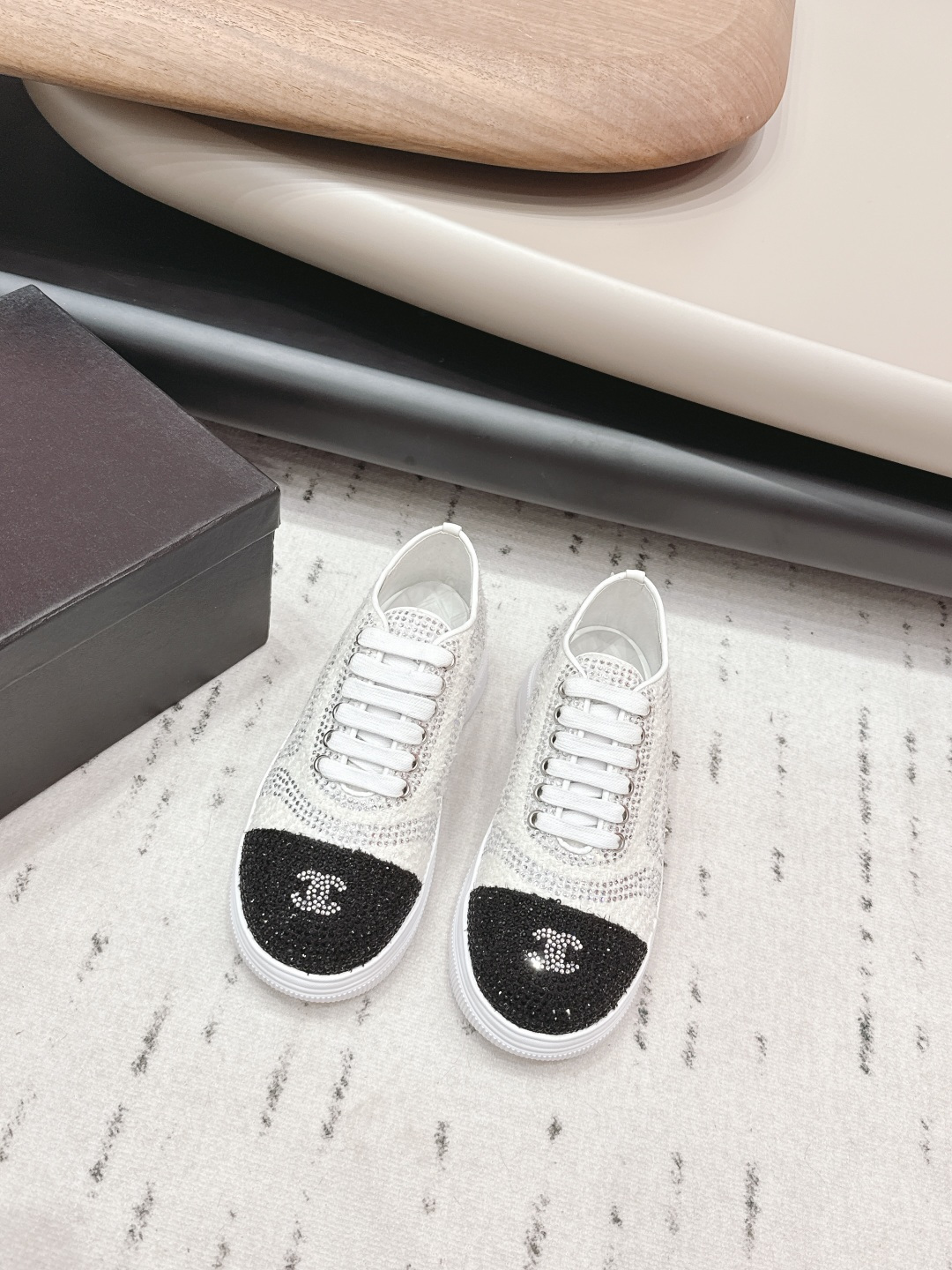 NO:695318,: 'Exclusive top version' Xiaoxiang C's 2026 vs early spring latest hot casual series... [Round-toe thick-soled hot-drilled casual shoes] Fairy style, the latest color matching is amazing, irresistible, the latest biscuit shoes are currently super popular colorful casual shoes, the Internet celebrity Xiaohongshu is crazy about hot recommendations, and the silly and cute style has a retro flavor!  Special shape, very recognizable, slim and long legs, absolutely powerful, very comfortable to wear, good appearance, comfortable, and heightening. I must recommend it to everyone. The main feature of this year's series, minimalist style... Fabric: Original custom fabric with hot drilling process. Lining: Original custom sheepskin. Foot: Original custom injection molding pad. Outsole: Original molded TPU bottom. Number of yards: 35-39 (40.41. Customization is not returnable). Packaging: Original full set of packaging.  Color: Official website updated simultaneously, casual shoes/sports shoes, chanel, sneakers, sheepskin19860909: 《独家顶级版本》  小香C家2026vs早春最新火爆休闲系列…【圆头厚底烫钻休闲鞋】  仙女款,最新的拼色绝了,无法抗拒,最新饼干鞋目前超级流行的彩色休闲鞋,网红明星小红书狂追热推 发售蠢萌可爱的造型带了点复古味！ 造型特殊,很有辨识度, 显瘦显腿长,绝对实力派,穿上也很舒服,高颜值 舒适,增高 一定要推荐给大家,今年系列的主打, 极简的风格…… 面料:原版定制布料烫钻工艺 内里:原版定制羊皮 垫脚:原版定制注塑成型垫 大底:原版开模TPU成型底 码数:35-39（40.41.定制不退换） 包装:原版全套包装 颜色:官网同步更新,休闲鞋/运动鞋,chanel,sneakers,sheepskin,Women's Shoes