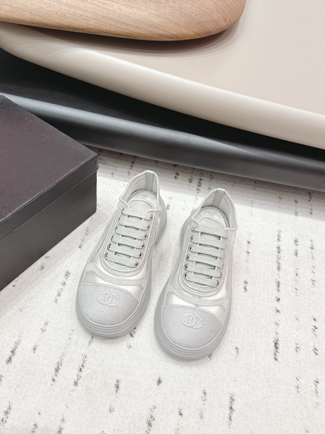 NO:695323,: 'Exclusive top version' Xiaoxiang C's 2026 vs early spring latest hot casual series... [Round-toe thick-soled electric embroidered casual shoes] Fairy style, the latest color matching is amazing, irresistible, the latest biscuit shoes are currently super popular colorful casual shoes, the Internet celebrity Xiaohongshu is crazy about hot recommendations, and the silly and cute style has a retro flavor!  Special shape, very recognizable, slim and long legs, absolutely powerful, very comfortable to wear, good appearance, comfortable, and heightening. I must recommend it to everyone, the main feature of this year's series, minimalist style... Fabric: Original customized mesh electric embroidery process Lining: Original customized sheepskin Foot pads: Original customized injection molding pads Outsole: Original molded TPU molded bottom Code number: 35-39 (40.41. Customization is not returnable) Packaging: Original full set of packaging  Color: Official website updated simultaneously, casual shoes/sports shoes, chanel, sneakers, sheepskin19860909: 《独家顶级版本》  小香C家2026vs早春最新火爆休闲系列…【圆头厚底电绣休闲鞋】  仙女款,最新的拼色绝了,无法抗拒,最新饼干鞋目前超级流行的彩色休闲鞋,网红明星小红书狂追热推 发售蠢萌可爱的造型带了点复古味！ 造型特殊,很有辨识度, 显瘦显腿长,绝对实力派,穿上也很舒服,高颜值 舒适,增高 一定要推荐给大家,今年系列的主打, 极简的风格…… 面料:原版定制网料电绣工艺 内里:原版定制羊皮 垫脚:原版定制注塑成型垫 大底:原版开模TPU成型底 码数:35-39（40.41.定制不退换） 包装:原版全套包装 颜色:官网同步更新,休闲鞋/运动鞋,chanel,sneakers,sheepskin,Women's Shoes