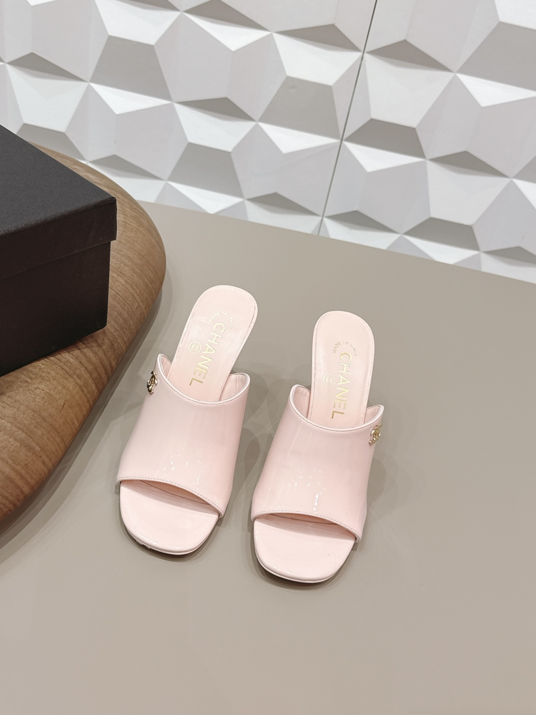 NO:695414,: 'Exclusive top version' CHANE*L Xiaoxiang 2026 vs the latest fashion sandals and shoes series in the early spring counter... [Round-toe high-heeled sandals] Ms. Chanel loves simple and irresistible styles. The combination shows a unique dressing style, free mix and match to shine in place, and follow the fashionable steps of Grandma Jinxiang!  !  !  The top-notch craftsmanship and texture are perfectly presented. No matter any details, you can compare them with the counters. You can enter and exit the counters at will with the best quality products!  !  Fabric: Original customized patent leather Lining: Original customized sheepskin Foot pads: Original customized sheepskin Outsole: Original customized leather outsole Heel height: 9.5cm Size: 35-39 (40.41. Customization is non-refundable) Packaging: Original full set of packaging Color: Official website updated simultaneously, high heels and slippers, chanel, chanel, sandals, high heels, slippers, sheepskin, Leather soles19860909: 《独家顶级版本》  CHANE*L小香2026vs早春专柜最新时装凉鞋鞋系列……【圆头高跟凉拖】  香奈儿女士钟爱简约又难以抗拒系 搭配展现与众不同的穿搭风格、自由混搭闪耀到位跟紧香奶奶时尚步伐！！！ 顶级工艺质感完美呈现,无论任何细节均可对比专柜,最好级别的顶级货,随意进出专柜！！ 面料: 原版定制漆皮 内里: 原版定制羊皮 垫脚: 原版定制羊皮 大底: 原版定制真皮大底 跟高: 9.5cm 码数: 35-39（40.41.定制不退换） 包装: 原版全套包装 颜色: 官网同步更新,高跟鞋拖鞋,chanel,chanel,sandals,high heels,slippers,sheepskin,Leather soles,Women's Shoes