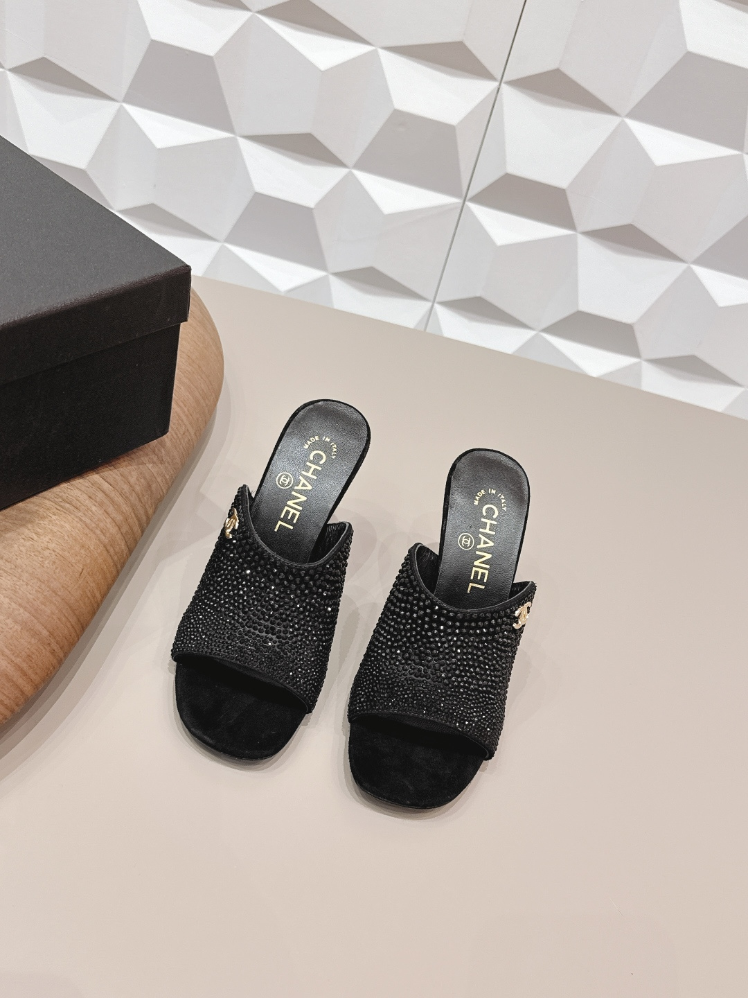 NO:695408,: Hot Diamond 'Exclusive Top Version' CHANE*L Xiaoxiang 2026 vs the latest fashion sandals and shoes series in the early spring counter... [Round-toe hot diamond high-heeled sandals] Ms. Chanel loves simplicity and irresistibility. The combination shows a unique dressing style, free mix and match to shine in place and follow the fashionable pace of Grandma Jinxiang!  !  !  The top-notch craftsmanship and texture are perfectly presented. No matter any details, you can compare them with the counters. You can enter and exit the counters at will with the best quality products!  !  Fabric: Original customized cashmere rhinestone process Lining: Original customized sheepskin Foot pads: Original customized sheepskin Outsole: Original customized leather outsole Heel height: 9.5cm Size: 35-39 (40.41. Customization is non-returnable) Packaging: Original full set of packaging Color: Official website updated simultaneously, high heels and slippers, chanel, chanel, sandals, high heels, slippers, sheepskin, Leather soles19860909: 烫钻《独家顶级版本》  CHANE*L小香2026vs早春专柜最新时装凉鞋鞋系列……【圆头烫钻高跟凉拖】  香奈儿女士钟爱简约又难以抗拒系 搭配展现与众不同的穿搭风格、自由混搭闪耀到位跟紧香奶奶时尚步伐！！！ 顶级工艺质感完美呈现,无论任何细节均可对比专柜,最好级别的顶级货,随意进出专柜！！ 面料: 原版定制羊绒烫钻工艺 内里: 原版定制羊皮 垫脚: 原版定制羊皮 大底: 原版定制真皮大底 跟高: 9.5cm 码数: 35-39（40.41.定制不退换） 包装: 原版全套包装 颜色: 官网同步更新,高跟鞋拖鞋,chanel,chanel,sandals,high heels,slippers,sheepskin,Leather soles,Women's Shoes