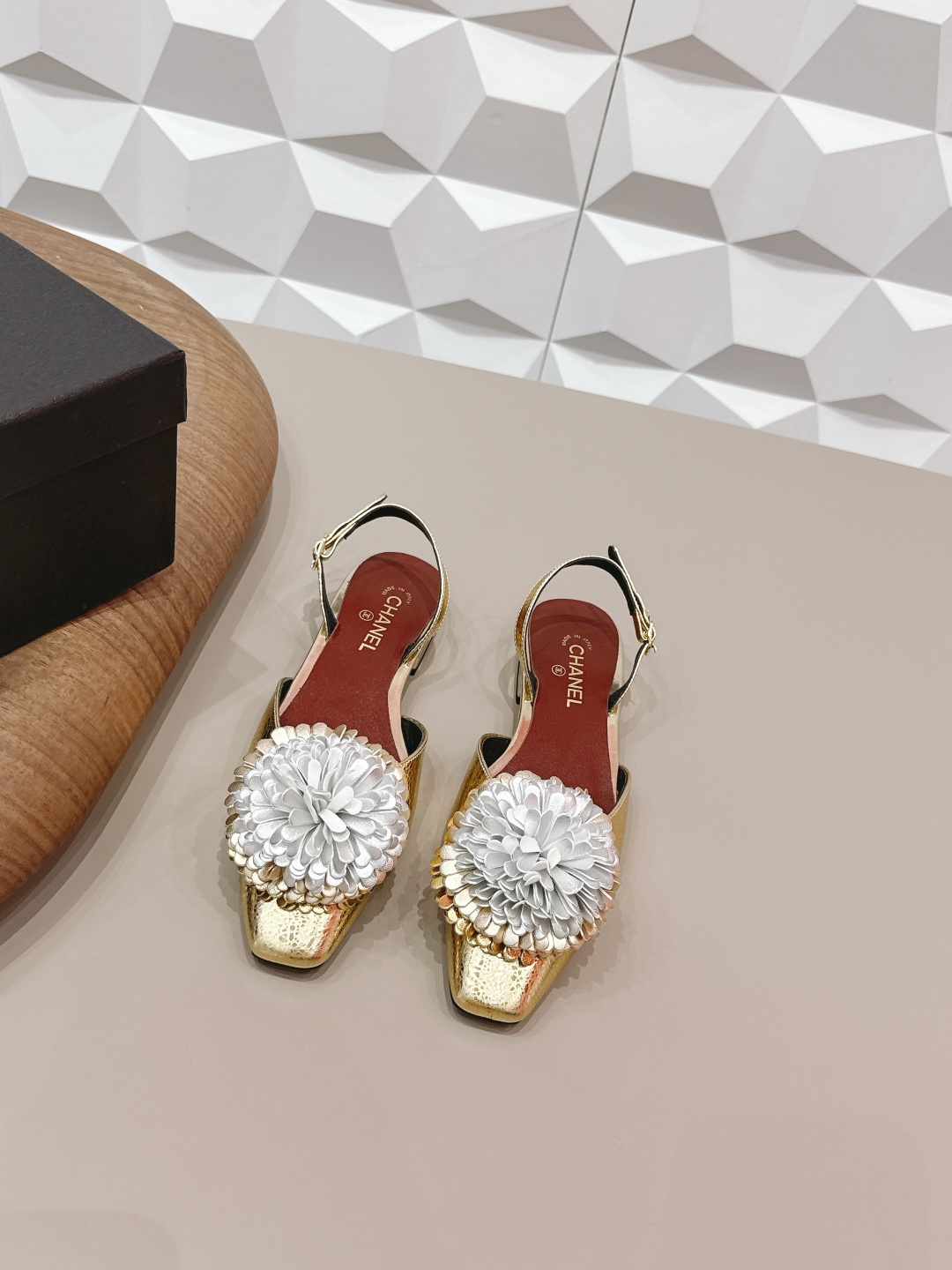 NO:695518,: 'Exclusive top version' CHANE*L Xiaoxiang 2026 vs the latest shoe series in the early spring counter... [Square-toe flower hollow shoes] Ms. Chanel loves simple and irresistible styles. The combination shows a unique dressing style, free mix and match to shine in place and follow the fashionable pace of Grandma Jinxiang!  !  !  The top-notch craftsmanship and texture are perfectly presented. No matter any details, you can compare them with the counters. You can enter and exit the counters at will with the best quality products!  !  Fabric: Original customized sheepskin flower crafts Lining: Original customized sheepskin Foot pads: Original customized sheepskin Outsole: Original customized leather outsole Heel height: 1.5cm Size: 35-39 (40.41. Customization is non-returnable) Packaging: Original full set of packaging Color: Official website updated simultaneously, sandals, sandals, chanel, chanel, sandals, sheepskin, Leather soles19860909: 《独家顶级版本》  CHANE*L小香2026vs早春专柜最新单鞋系列……【方头花朵中空单鞋】  香奈儿女士钟爱简约又难以抗拒系 搭配展现与众不同的穿搭风格、自由混搭闪耀到位跟紧香奶奶时尚步伐！！！ 顶级工艺质感完美呈现,无论任何细节均可对比专柜,最好级别的顶级货,随意进出专柜！！ 面料: 原版定制羊皮花朵工艺 内里: 原版定制羊皮 垫脚: 原版定制羊皮 大底: 原版定制真皮大底 跟高: 1.5cm 码数: 35-39（40.41.定制不退换） 包装: 原版全套包装 颜色: 官网同步更新,凉鞋单鞋,chanel,chanel,sandals,sheepskin,Leather soles,Women's Shoes