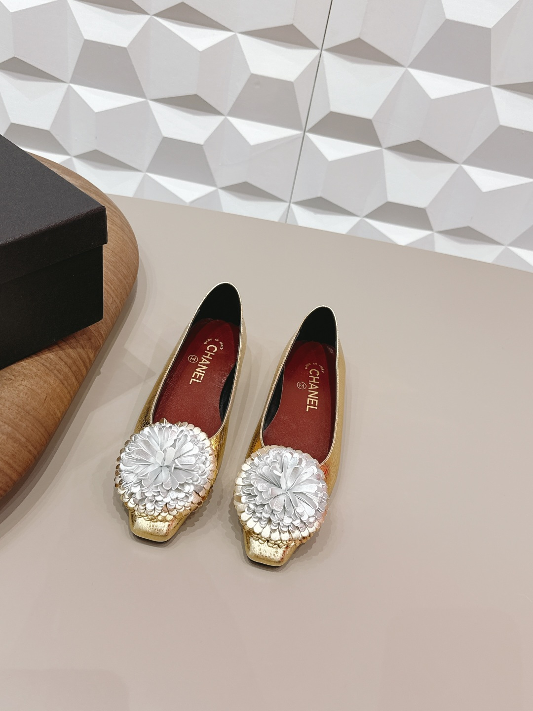 NO:695515,: 'Exclusive top version' CHANE*L Xiaoxiang 2026 vs the latest shoe series in the early spring counter... [Square-toe flower shoes] Ms. Chanel loves simple and irresistible styles. The combination shows a unique dressing style, free mix and match to shine in place and follow the fashionable pace of Grandma Tongxiang!  !  !  The top-notch craftsmanship and texture are perfectly presented. No matter any details, you can compare them with the counters. You can enter and exit the counters at will with the best quality products!  !  Fabric: Original customized sheepskin flower crafts Lining: Original customized sheepskin Foot pads: Original customized sheepskin Outsole: Original customized leather outsole Heel height: 1.5cm Size: 35-39 (40.41. Customization is non-returnable) Packaging: Original full set of packaging Color: Official website updated simultaneously, sandals, sandals, chanel, chanel, sandals, sheepskin, Leather soles19860909: 《独家顶级版本》  CHANE*L小香2026vs早春专柜最新单鞋系列……【方头花朵单鞋】  香奈儿女士钟爱简约又难以抗拒系 搭配展现与众不同的穿搭风格、自由混搭闪耀到位跟紧香奶奶时尚步伐！！！ 顶级工艺质感完美呈现,无论任何细节均可对比专柜,最好级别的顶级货,随意进出专柜！！ 面料: 原版定制羊皮花朵工艺 内里: 原版定制羊皮 垫脚: 原版定制羊皮 大底: 原版定制真皮大底 跟高: 1.5cm 码数: 35-39（40.41.定制不退换） 包装: 原版全套包装 颜色: 官网同步更新,凉鞋单鞋,chanel,chanel,sandals,sheepskin,Leather soles,Women's Shoes