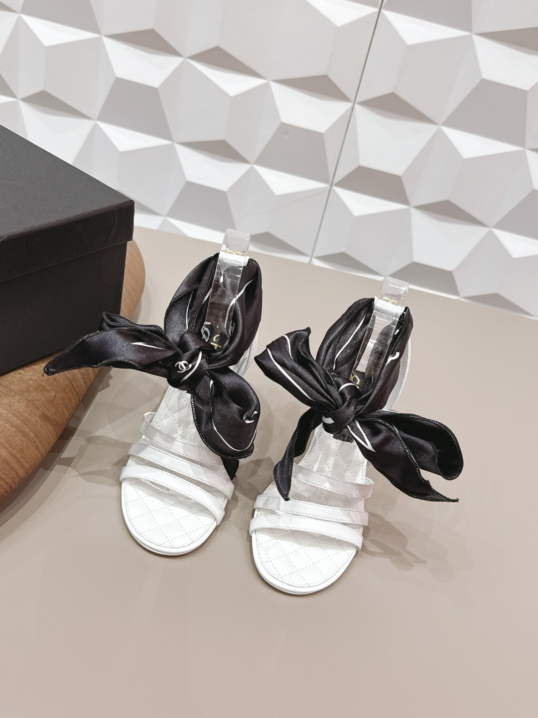 NO:695296,: 'Exclusive top version' CHANE*L Xiaoxiang 2026 vs the latest fashion sandals and shoes series in the early spring counter... [Round-toe bow sandals] Ms. Chanel loves simple and irresistible styles. The combination shows a unique dressing style, free mix and match to shine in place and follow the fashionable pace of Grandma Jinxiang!  !  !  The top-notch craftsmanship and texture are perfectly presented. No matter any details, you can compare them with the counters. You can enter and exit the counters at will with the best quality products!  !  Fabric: Original customized sheepskin bow craft Lining: Original customized sheepskin Foot pads: Original customized sheepskin Outsole: Original customized leather outsole Heel height: 9.5cm Size: 35-39 (40.41. Customization is non-refundable) Packaging: Original full set of packaging Color: Official website updated simultaneously, high-heeled shoes and sandals, chanel, chanel, sandals, high heels, sheepskin, Leather soles19860909: 《独家顶级版本》  CHANE*L小香2026vs早春专柜最新时装凉鞋鞋系列……【圆头蝴蝶结凉鞋】  香奈儿女士钟爱简约又难以抗拒系 搭配展现与众不同的穿搭风格、自由混搭闪耀到位跟紧香奶奶时尚步伐！！！ 顶级工艺质感完美呈现,无论任何细节均可对比专柜,最好级别的顶级货,随意进出专柜！！ 面料: 原版定制羊皮蝴蝶结工艺 内里: 原版定制羊皮 垫脚: 原版定制羊皮 大底: 原版定制真皮大底 跟高: 9.5cm 码数: 35-39（40.41.定制不退换） 包装: 原版全套包装 颜色: 官网同步更新,高跟鞋凉鞋,chanel,chanel,sandals,high heels,sheepskin,Leather soles,Women's Shoes