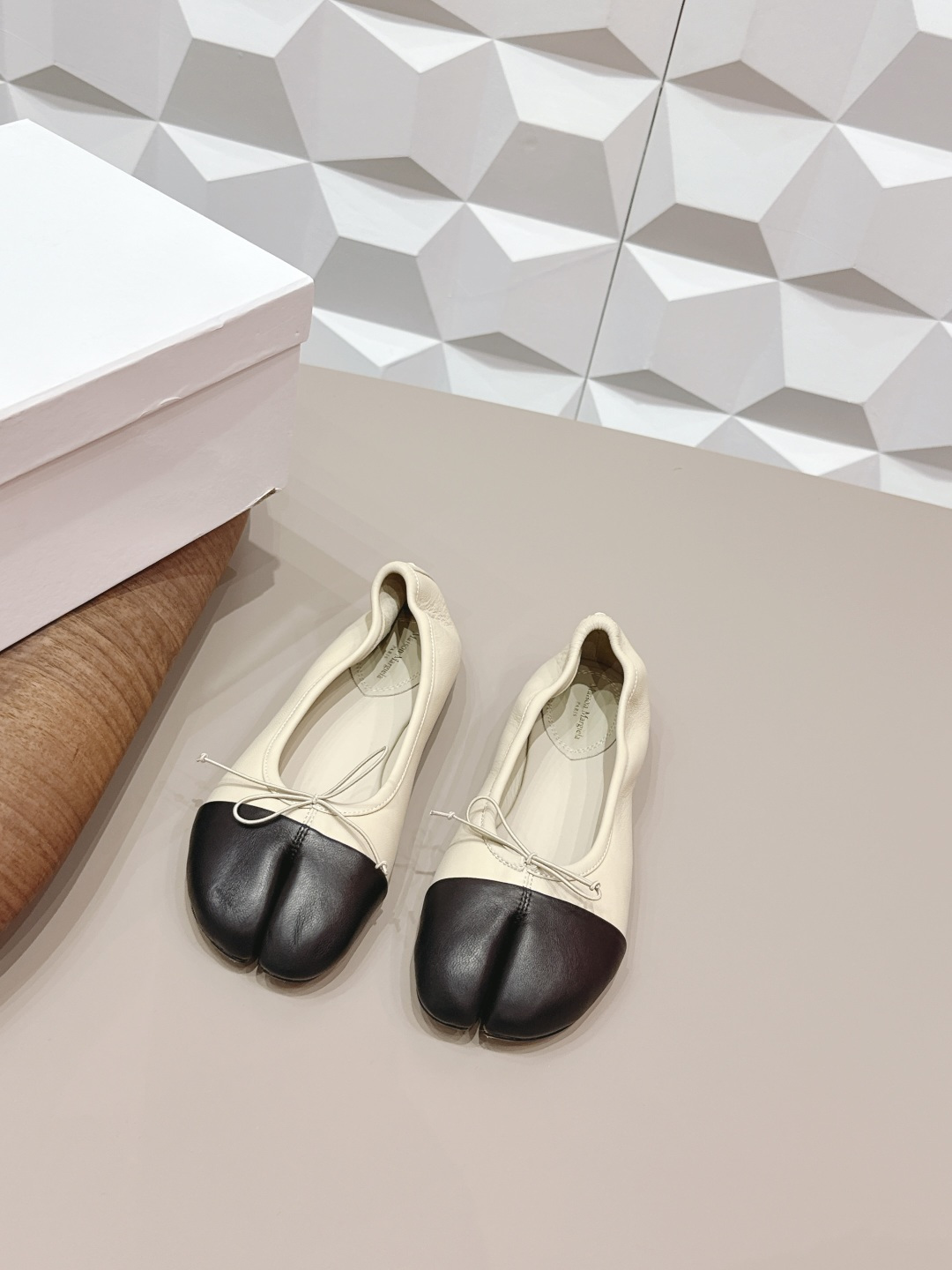 NO:695307,'Exclusive top version' Maison Margiela 26 vs early spring new split-toe loafers series...[split-toe loafers] The original version offers one-to-one comfort, better wrapping, full personality, and easy to match with various styles of clothes... Fabric: Original customized sheepskin Lining: Original customized sheepskin Foot pads: Original customized sheepskin Outsole: Original customized genuine leather sole Heel height: 1.0cm Size:  35-39 (40. Customization is non-refundable) Packaging: Original full set of packaging Color: Official website updated simultaneously, split-toe shoes, masion margiela, loafers, sheepskin19860909《独家顶级版本》  Maison Margiela马吉拉26vs早春新款分趾乐福单鞋系列……【分趾乐福单鞋】 原版一比一打造舒适度,包裹性都比较好,个性十足,很好驾驭各种风格衣服搭配…… 面料: 原版定制羊皮 内里: 原版定制羊皮 垫脚: 原版定制羊皮 大底: 原版定制真皮底 跟高: 1.0cm 码数: 35-39（40.定制不退换） 包装: 原版全套包装 颜色:官网同步更新,分趾鞋,masion margiela,loafers,sheepskin,Women's Shoes