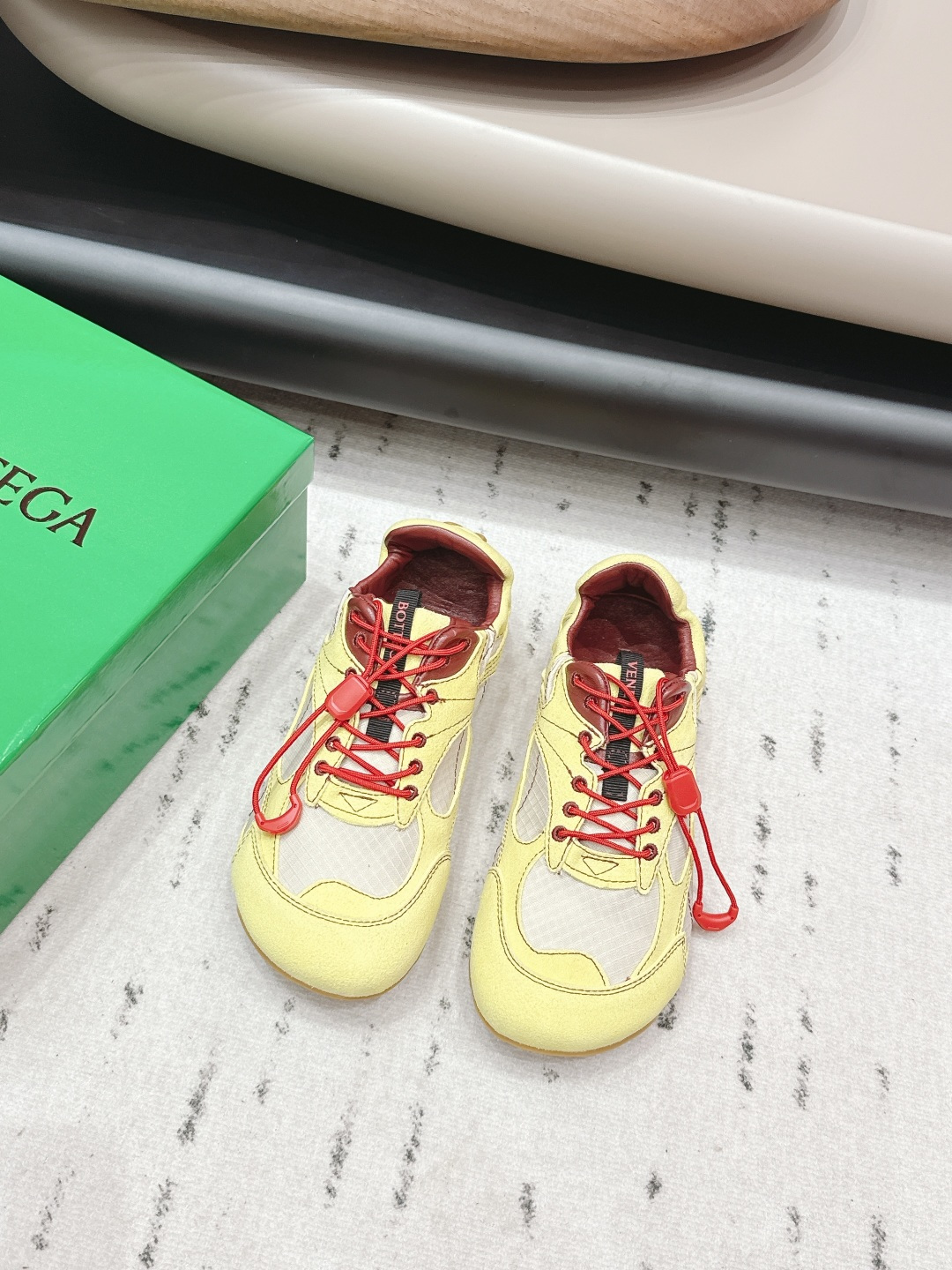 NO:695290,'Exclusive top version' 2026vs latest casual series in early spring... BV's new Eliot is inspired by retro basketball shoes, and the childlike colors rejuvenate! It is the same style for men and women, and can be worn as a couple's shoes. The entire shoe is breathable and comfortable, the canvas upper is lightweight, and the upper joints are wrapped with soft and luxurious sheepskin inlays. The red lines on each shoe edge are hand-painted, which adds more taste and attitude! The fabric is original customized cowhide/technical fabric and the lining is original customized sheepskin.  Original custom-made sheepskin injection molding for the feet. Original open-mold raw rubber combined outsole. Size 35-39 (40.41. Customized). Original full set of packaging. Colors are updated simultaneously on the official website, casual shoes/sports shoes, bottega veneta, sneakers, sheepskin.19860909《独家顶级版本》  2026vs早春最新休闲系列…… BV全新的 Eliot 以复古篮球鞋为设计灵感,童趣 的色彩焕发青春活力!男女同款,可以做情侣鞋穿着哦 整个鞋子透气舒适,帆布鞋面自重轻盈,鞋帮 拼接处以柔软奢华的羊皮镶嵌包裹 每只鞋边的红线均为手工绘画,更具品味与态度喔! 面料原版定制牛猄/科技布料 内里原版定制羊皮 垫脚原版定制羊皮注塑成型 大底原版开模生胶组合大底 码数35-39（40.41.定制） 包装原版全套包装 颜色官网同步更新,休闲鞋/运动鞋,bottega veneta,sneakers,sheepskin,Women's Shoes