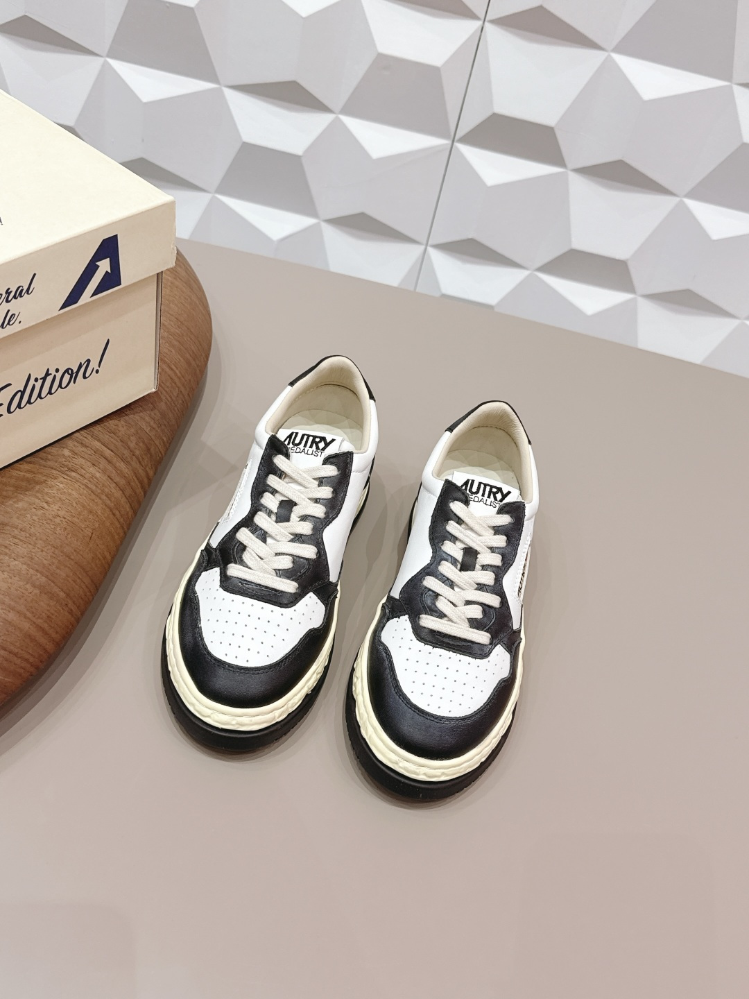 NO:695312,: Men and women 'Exclusive top version' AUTRY niche ~ 2026 vs early spring Internet celebrity popular casual series... [Round-toe retro casual shoes] Original purchase, development and production AUTRY has a unique American retro style, with a solid leather shoe body and a versatile appearance with a retro atmosphere, paired with the brand's classic American flag logo, and has been loved by many fashion celebrities. BLACKPINKRose often wears AUTRY shoes in private outfits, neat and stylish  Fabric original custom cowhide, lining original custom sheepskin, foot pads original custom sheepskin, outsole original molded TPU two-color molded bottom, packaging original complete package, code number 35-44 (40 for women, 45 for men, customized, non-returnable) Color: official website updated simultaneously, casual shoes/sports shoes, sneakers, cowhide, sheepskin19860909: 女男《独家顶级版本》  AUTRY小众～2026vs早春网红爆款休闲系列…【圆头复古休闲鞋】  原版购入开发 做货 AUTRY富有独特美式复古风格,以扎实的皮革鞋身与复古氛围的百搭外型,配搭品牌经典的美国国旗标志,获得许多时尚名人的喜爱,BLACKPINKRose 更经常于私下穿搭中穿戴 AUTRY 鞋款,俐落有型 面料原版定制牛皮 内里原版定制羊皮 垫脚原版定制羊皮 大底原版开模TPU双色成型底 包装原版全套包装 码数35-44（女40.男45定制不退换） 颜色:官网同步更新,休闲鞋/运动鞋,sneakers,cowhide,sheepskin,Women's Shoes