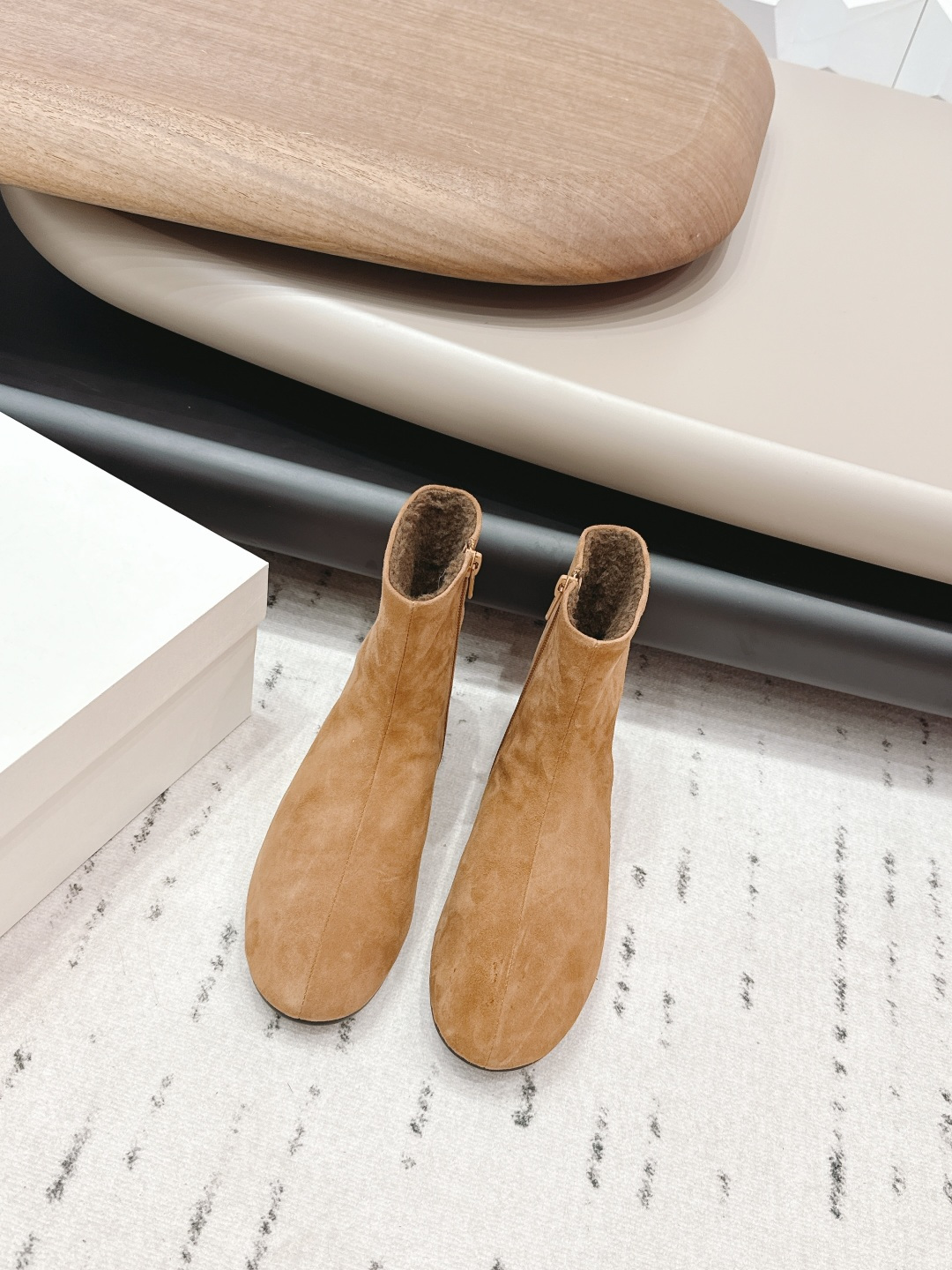 NO:695319,: 'Exclusive top version' THE ROW ~ 2025 vs the latest popular boots series in autumn and winter... [Round square toe zipper short boots] The original one-to-one replica, super versatile and good-looking, Liu Wen's same style, numerous likes, original version, very comfortable on the feet, very easy to wear, simple front zipper design, extraordinary atmosphere... Upper: original customized sheepskin/cashmere Lining: original customized sheep wool Foot: original customized sheep wool  Outsole: Original customized non-slip sole Packaging: Original full set of packaging Code number: 35-39 (40.41 customization is not returnable) Color: Official simultaneous update, boots, boots, sheepskin19860909: 《独家顶级版本》 THE ROW～2025vs秋冬最新爆款靴子系列…【圆方头拉链短靴】 原版一比一开模复刻,超级百搭好看,刘雯同款,点赞无数,原版版型,脚感非常舒适,非常好穿,简约前拉链设计,大气不平凡…… 鞋面: 原版定制羊皮/羊绒 内里: 原版定制羊织毛 垫脚: 原版定制羊织毛 大底: 原版定制防滑底 包装: 原版全套包装 码数: 35-39（40.41定制不退换） 颜色:官方同步更新,靴子,boots,sheepskin,Women's Shoes