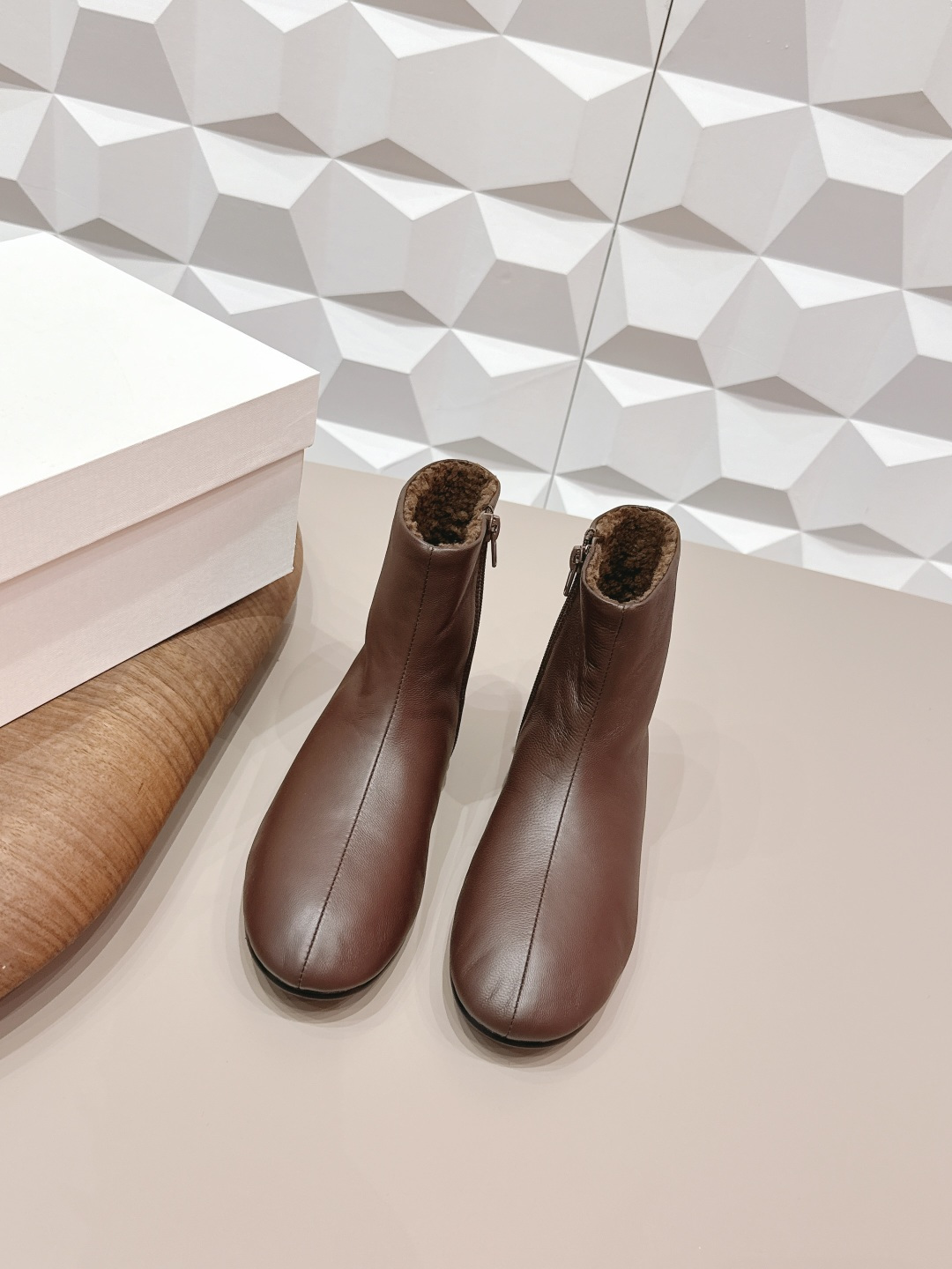 NO:695297,: 'Exclusive top version' THE ROW ~ 2025 vs the latest popular boots series in autumn and winter... [Round square toe zipper short boots] The original one-to-one replica, super versatile and good-looking, Liu Wen's same style, numerous likes, original version, very comfortable on the feet, very easy to wear, simple front zipper design, extraordinary atmosphere... Upper: original customized sheepskin/cashmere Lining: original customized sheep wool Foot: original customized sheep wool  Outsole: Original customized non-slip sole Packaging: Original full set of packaging Code number: 35-39 (40.41 customization is not returnable) Color: Official simultaneous update, boots, boots, sheepskin19860909: 《独家顶级版本》 THE ROW～2025vs秋冬最新爆款靴子系列…【圆方头拉链短靴】 原版一比一开模复刻,超级百搭好看,刘雯同款,点赞无数,原版版型,脚感非常舒适,非常好穿,简约前拉链设计,大气不平凡…… 鞋面: 原版定制羊皮/羊绒 内里: 原版定制羊织毛 垫脚: 原版定制羊织毛 大底: 原版定制防滑底 包装: 原版全套包装 码数: 35-39（40.41定制不退换） 颜色:官方同步更新,靴子,boots,sheepskin,Women's Shoes