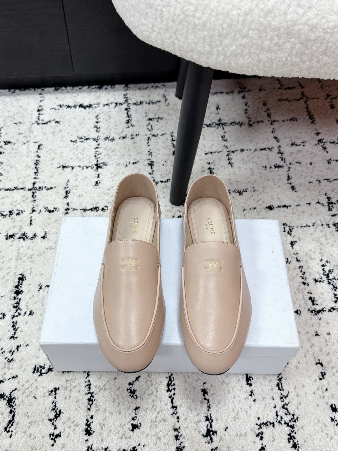 NO:706709,CELINE Celine 26/ss Early Spring AURA TRIOMPHE Slip-On Loafers CELINE Aura loafers are made of lambskin, soft and comfortable, and the metal double C logo on the upper is very recognizable. The classic round toe + low heel design can be easily controlled in daily commuting, and the British style is full of elegance!  The shoes are simple and versatile, and can be matched with skirts and trousers to easily enhance the texture of your outfit. It is a practical and fashionable essential item ~ Fabric: Customized lambskin Lining: Sheepskin lining Sole: Genuine leather outsole Size: #35-42 (customized at 40.41.42), loafers, celine, celine, loafers, skirts, sheepskin, Leather soles19860909CELINE赛琳 26/ ss 早春 AURA TRIOMPHE 一脚蹬 乐福鞋 CELINE Aura乐福鞋选用小羊皮,柔软舒适,鞋面金属双C标志超有辨识度.经典圆头+低跟设计,通勤日常都能轻松驾驭,英伦风优雅气质满分！鞋型简约百搭,裙装裤装随心搭配,轻松提升穿搭质感,是实用又时髦的必备单品～ 面料: 定制小羊皮 内里: 羊皮里 鞋底: 真皮大底 Size: #35-42（40.41.42订做),乐福鞋,celine,celine,loafers,skirts,sheepskin,Leather soles,Women's Shoes