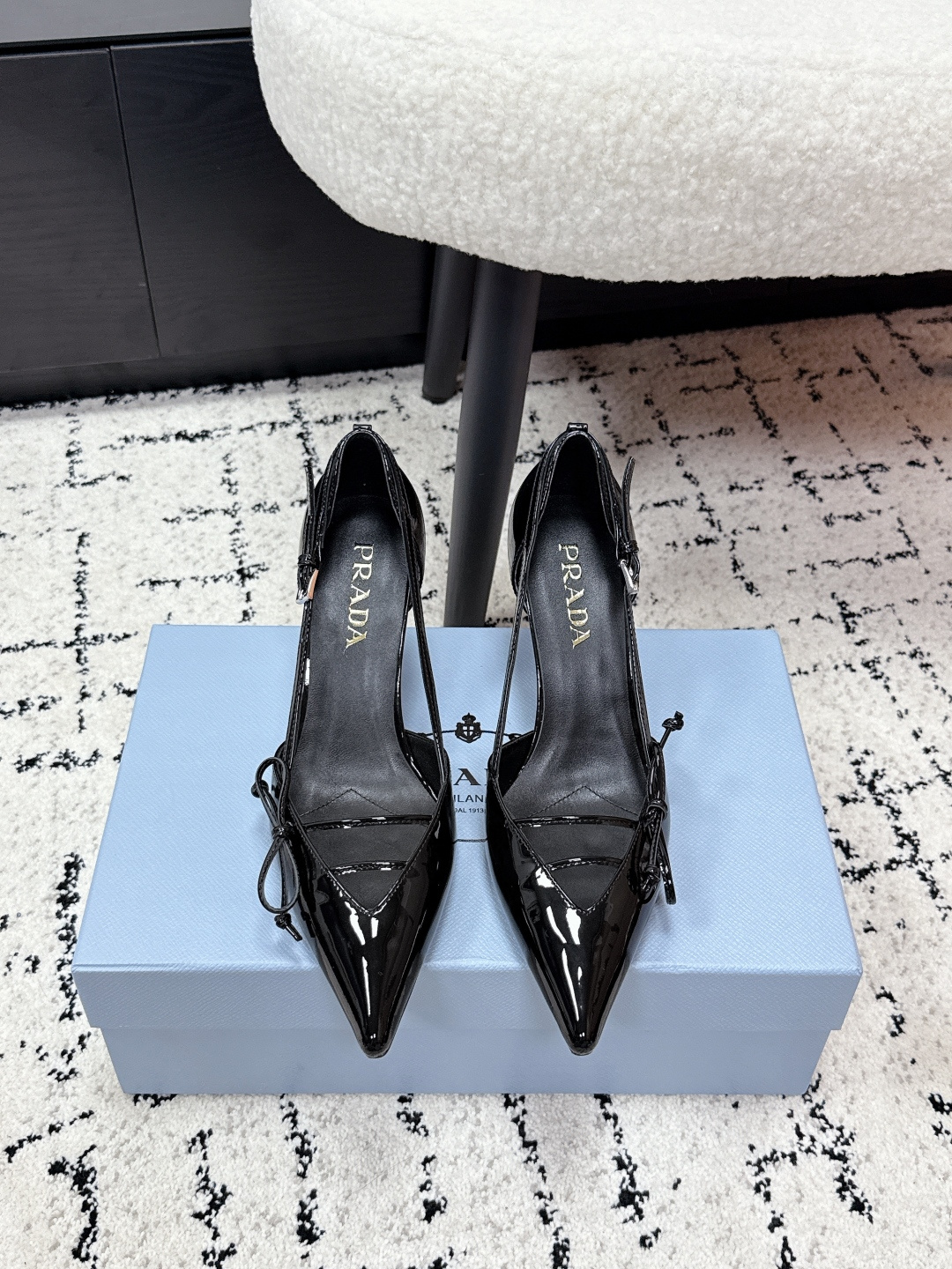 NO:721378,Prada 26/ Latest catwalk pointed toe bow high heels, buckled side hollow stiletto heels, retro old money style kitten heels, minimalist beauty that has been missing for a long time in the fashion industry, fashionable and sophisticated, giving a high-end feel for daily wear  Strong lines and bold details transform the high-heeled shoes that symbolize femininity into a unique and non-traditional design. The pointed-toe silhouette is made of cow leather, with obvious stitching and intentionally unfinished raw cutting edges. The exquisite stiletto heels perfectly present the multi-faceted style of this shoe. Made of high-quality leather material, the texture is high-end, showing a retro and modern texture, and the craftsmanship is fine, reflecting the brand's high-end quality. The stiletto heel design enhances the wearer's aura while maintaining good stability, suitable for daily commuting or special occasions.  Upper cow patent leather/calf leather, lining sheepskin, heel height 5.5/7.5cm, Italian genuine leather outsole Size#35-41 (40.41 custom-made, non-refundable), high-heeled shoes, prada, prada, high heels, cowhide, sheepskin, Leather soles19860909Prada 普拉达 26/ 最新走秀款尖头蝴蝶结高跟鞋 搭扣侧空细跟单鞋 复古老钱风小猫跟 单鞋 时尚界久违的极简之美 时髦又精致 日常穿出高级感 强烈的线条和大胆的细节将象征女性魅力的高跟鞋转变为独特而非传统的设计.尖头廓形采用牛皮革,具有明显的缝线和故意未完成的原始切割边缘.精致的细高跟完美呈现出此款鞋履的多面风格. 选用优质皮革材质,质感高级,呈现出复古又摩登的质感,工艺精细,体现品牌高端品质.细高跟设计,提升穿着者气场,同时保持了较好的稳定性,适合日常通勤或特殊场合穿着. 鞋面牛漆皮/小牛皮 内里羊皮 跟高5.5/7.5cm 鞋底意大利真皮大底 Size#35-41（40.41定做不退换）,高跟鞋单鞋,prada,prada,high heels,cowhide,sheepskin,Leather soles,Women's Shoes