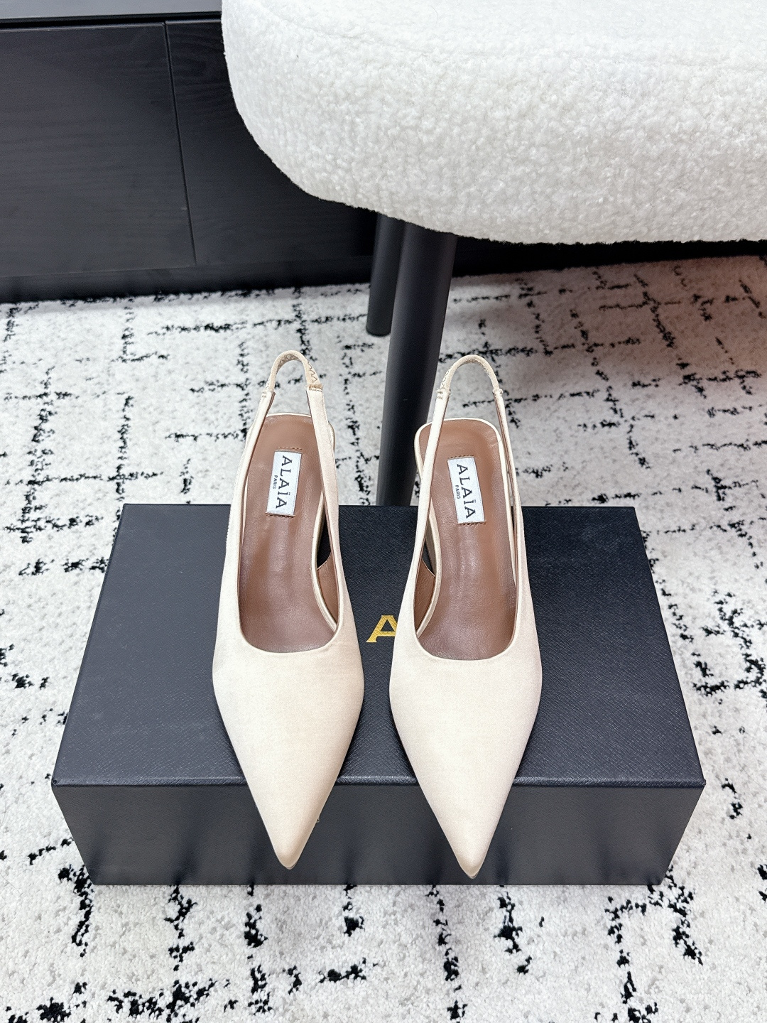 NO:788861,ALAA 26/ Spring and summer new style, super elegant wedge heels, silk shoes, pointed shoes ALAA | super elegant low heels, these shoes are really relaxing! ! ! Super comfortable on the feet, easy to wear and fashionable pair with different styles, different styles can be easily controlled, whether jeans, suit pants, or pleated skirts, it can upgrade your outfit to fashion. Original custom-made imported silk uppers. Imported sheepskin lining. Outsole imported from Italy. Leather outsole. Heel height 6.5mm. Size35-42 (40 41 42 custom-made and non-refundable). High-heeled sandals, sandals, high heels, skirts, jeans, business suit,sheepskin,real silk,Leather soles19860909ALAA 26/ 春夏季新款 超有气质的 坡跟 真丝鞋 尖头鞋 ALAA|超有气质的低跟鞋 这双鞋真的松弛感拉满！！！ 上脚超级舒适,好穿又时髦的一双配上不同款式,不同风格都能轻松驾驭,无论牛仔裤,西装裤,还是百褶裙,都能将你的穿搭提升到时尚 鞋面原版订制进口真丝 內里进口羊皮 大底意大利进口真皮大底 跟高6.5mm Size35-42（40 41 42订做不退换）,高跟鞋凉鞋,sandals,high heels,skirts,jeans,business suit,sheepskin,real silk,Leather soles,Women's Shoes