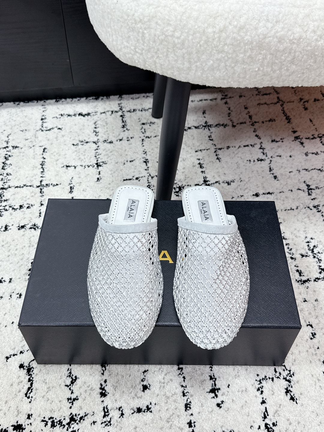 NO:788864,Alaiya 26/ New retro buckle Mary Jane ballet shoes Zhang Xiaohui's same sweet and cool ballet style, a very popular ballet shoe, romantic, charming, comfortable and versatile, full of girly style, both modern and retro taste, very simple and elegant, whether it is a skirt, dress or jeans, it can be the finishing touch!   Upper imported wire mesh superimposed with small diamonds, outsole original molded rubber anti-slip outsole Size35-42 (40 41.42. Customized, non-returnable), half drag, mary jane, skirts, jeans19860909阿莱亚 26/ 新品复古扣带玛丽珍鞋芭蕾舞鞋 章小蕙同款甜酷芭蕾风,人气超高的一款芭蕾舞鞋,浪漫又迷人舒适百搭满满的少女风 既摩登又复古的味道 非常的简约大气 不管是半身裙 连衣裙还是牛仔裤 它都能成为点睛之笔！  鞋面进口丝网叠加小钻面 大底原版开模橡胶防滑大底 Size35-42（40 41.42.订做不退换）,半拖,mary jane,skirts,jeans,Women's Shoes