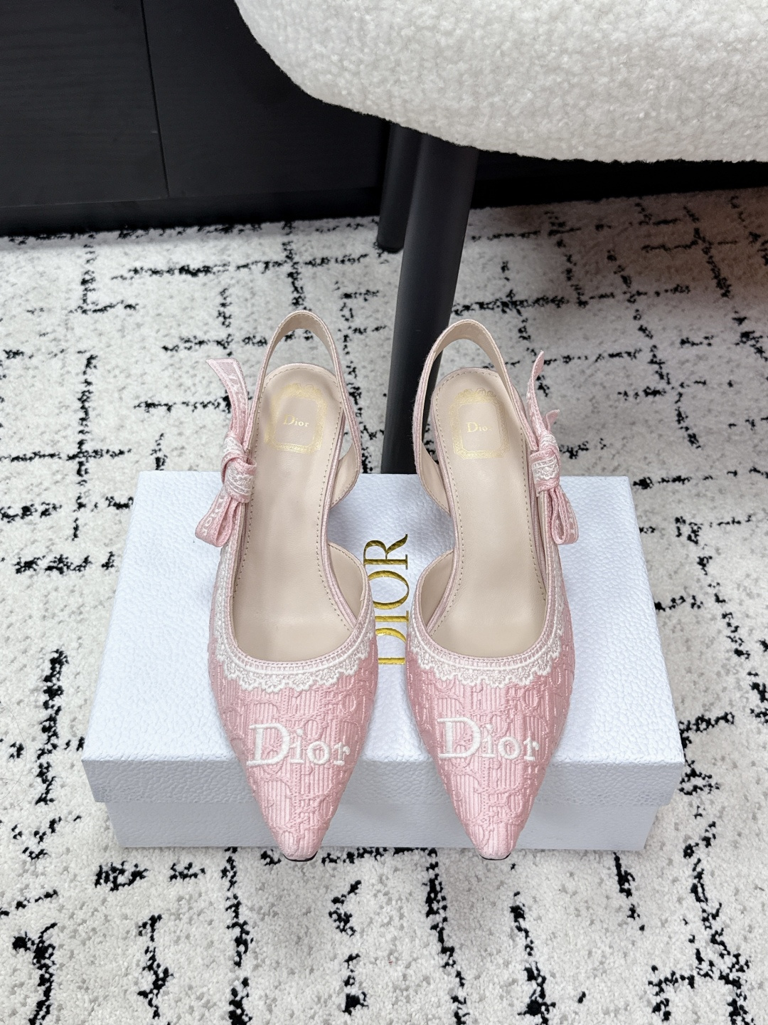 NO:783285,(Higher version) DIOR Dior 26/Dior new early spring webbed bow high-heeled women's shoes. Dior's elegant embroidery, the bow is made of Dior Oblique canvas, and the brand recognition is perfect. It can be easily used in daily or formal occasions. The pointed toe shape modifies the foot shape, full of romantic retro temperament. High-end fashion item, practical and collectible. The upper is imported environmentally friendly jacquard. The inner water-dyed sheepskin outsole is an Italian genuine leather outsole.  Size34-41 (40.41 custom-made, non-refundable), sandals, dior, dior, sandals, sheepskin, Leather soles19860909（高版本） DIOR 迪奥 26/ Dior 早春新款织带蝴蝶结高跟女鞋 Dior的优雅刺绣,蝴蝶结采用Dior Oblique帆布,品牌辨识度满分.日常或正式场合都能轻松驾驭.尖头造型修饰脚型,浪漫复古气质拉满.高端时尚单品,实用又有收藏价值 鞋面鞋面进口环保提花 内里水染羊皮 大底意大利真皮大底 Size34-41（40.41定做不退换）,凉鞋,dior,dior,sandals,sheepskin,Leather soles,Women's Shoes