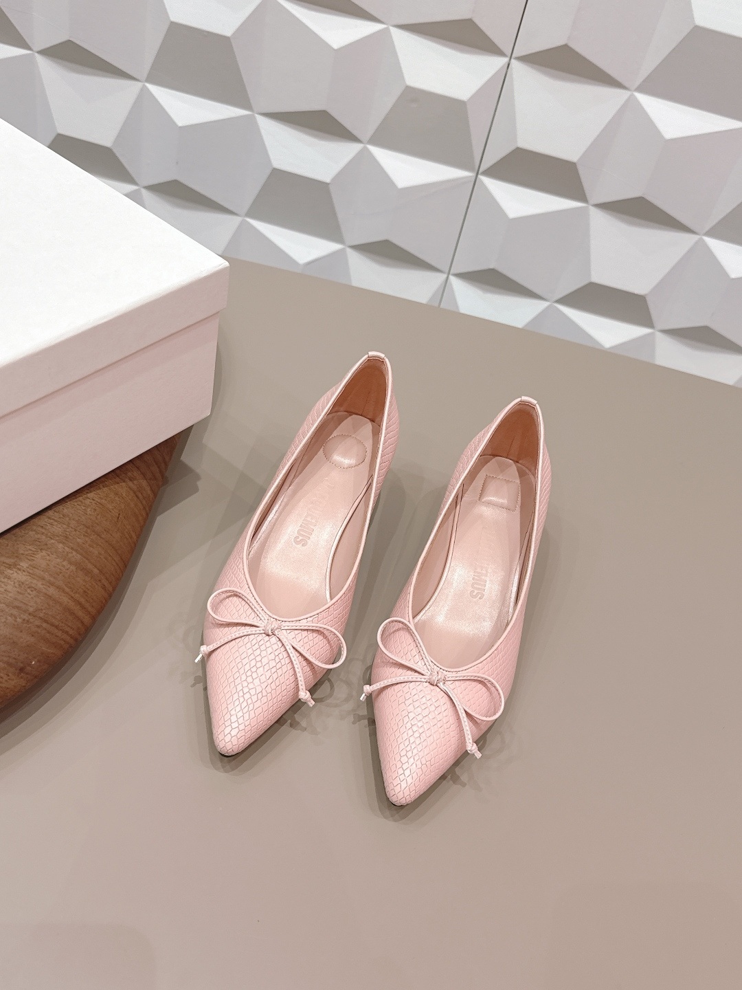 NO:706474,: 'Exclusive top version' Jacquemus niche 26vs the latest popular fashion shoe series in early spring... [Pointed diamond buckle high-heeled shoes] Jacquemus is designed by designer Edgardo  Osorio is a shoe brand founded in Florence, Italy. Although it has not been established for a long time, it has won the public's attention with its traditional Italian high-end craftsmanship and luxurious styling. Jacquemus's studio is located in the Buondelmonti Palace in Florence, Italy. It mixes exquisite European, modern American and Latin style features, showing the perfect balance of modern design. Exquisite craftsmanship creates comfortable and easy-to-wear shoes for women. Original custom snake pattern fabric, original custom sheepskin lining, original custom sheepskin outsole, original custom leather outsole, heel height 4.5cm  Size 35-39 (40.41. Customized) Original full set of packaging Color official website updated simultaneously, high heels single shoes, high heels, sheepskin, Leather soles19860909: 《独家顶级版本》 Jacquemus小众26vs早春最新爆款时装单鞋系列……【尖头钻扣高跟单鞋】 Jacquemus由设计师Edgardo Osorio在意大利佛罗伦萨创办的鞋履品牌,虽然创立时间不长,但却以其意大利传统的高级工艺和奢华造型赢得大众得目光.Jacquemus的工作室位于意大利佛罗伦萨Buondelmonti宫殿,混合精致欧洲、现代美式以及拉丁风情特色,展现着现代设计的完美平衡,精致的工艺为女性打造舒适易穿戴的鞋履 面料原版定制蛇纹 内里原版定制羊皮 垫脚原版定制羊皮 大底原版定制真皮大底 跟高4.5cm 码数35-39（40.41.定制） 包装原版全套包装 颜色官网同步更新,高跟鞋单鞋,high heels,sheepskin,Leather soles,Women's Shoes