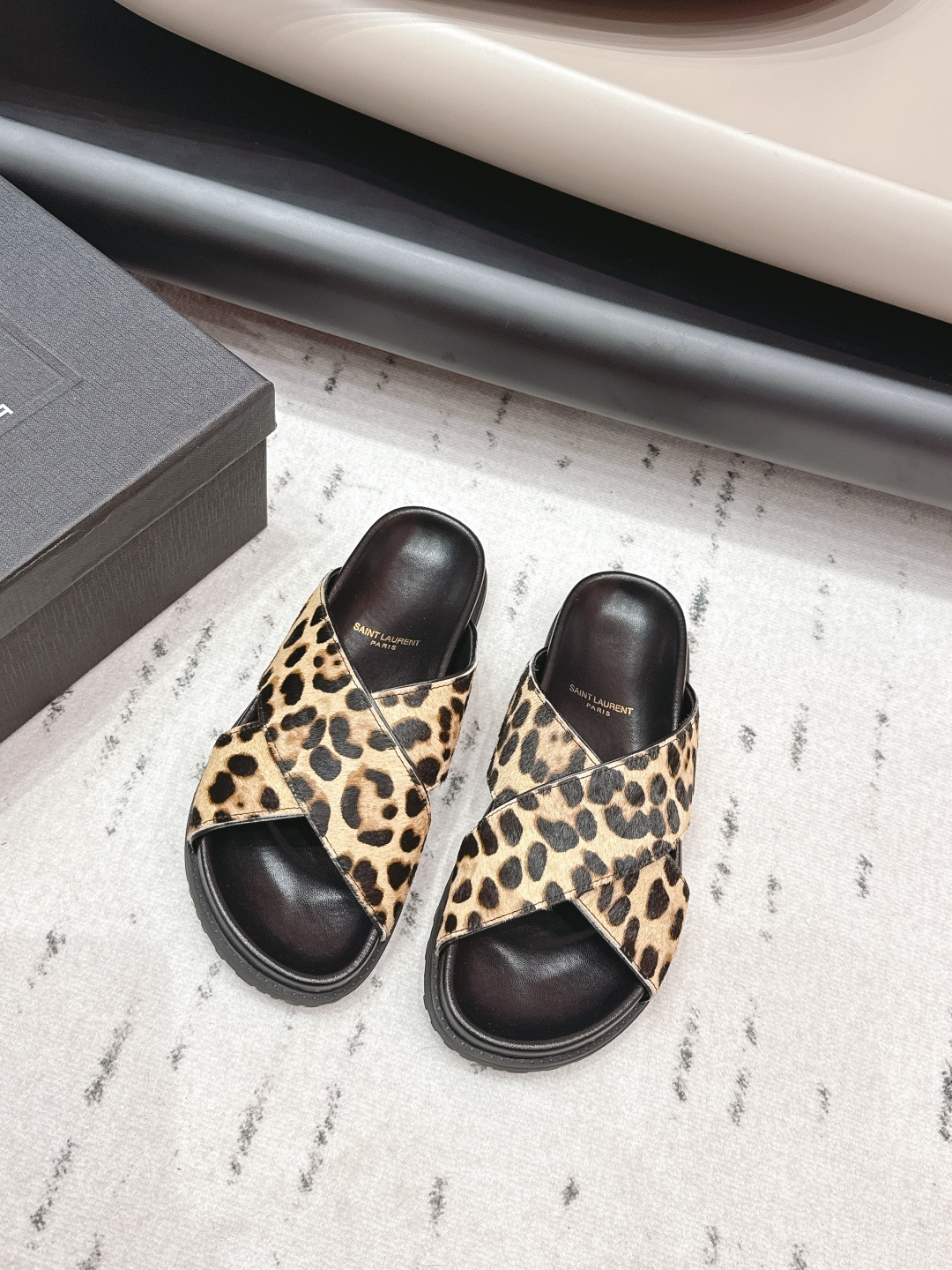 NO:706478,: 'Exclusive top version' SAIN*T LAUREN*T Saint Laurent* Lan 2026/vs early spring new sandals series!  Purchasing agent level [round-toe horse hair sandals] This pair of high-heeled short boots is definitely a dark horse player. They are very good-looking and are popular among Internet celebrity bloggers. They are especially popular among goddesses, especially this square-toe series. It is simply addictive. It is super beautiful~ It is super bright in any light. It is really sparkling and attractive. The toe adopts the original one-to-one customized round toe, showing the golden code of the Yves Saint Laurent brand. Go material. Fabric. Original custom horse hair. Inside, original custom sheepskin.  Original custom-made sheepskin for foot pads. Original molded soles. Heel height 2.5cm. Size 35-39 (40.41. Customized). Original full set of packaging. Color official website updated simultaneously, slippers, saint laurent, saint laurent, boots, slippers, sheepskin19860909: 《独家顶级版本》  SAIN*T LAUREN*T圣罗*兰2026/vs早春新品凉拖系列！代购级别【圆头马毛凉拖】 这双高跟短靴绝对是黑马选手 颜值超高 网红博主火爆追捧 特让女神们心动 特别是这种方头系列 简直是中毒的节奏 超美～ 随便一个光线都超级亮眼 真是闪闪惹人爱上鞋头采用原版一比一定制圆头,展现出圣罗兰品牌的金典  Go 材质 面料原版定制马毛 内里原版定制羊皮 垫脚原版定制羊皮 鞋底原版开模成型底 跟高2.5cm 码数35-39（40.41.定制） 包装原版全套包装 颜色官网同步更新,拖鞋,saint laurent,saint laurent,boots,slippers,sheepskin,Women's Shoes