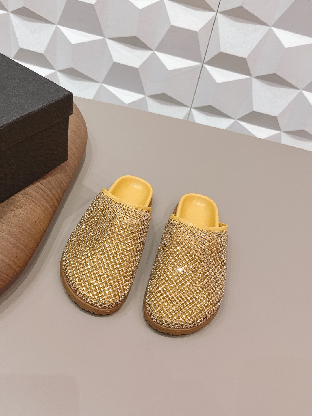 NO:706485,: 'Exclusive top version' SAIN*T LAUREN*T Saint Laurent* Lan 2026/vs early spring new sandals series!  Purchasing agent level [round toe diamond face semi-drag] This pair of high-heeled short boots is definitely a dark horse player. They are very good-looking and are popular among Internet celebrity bloggers. They are especially popular among goddesses, especially this square-toe series. It is simply intoxicating. It is super beautiful~ It is super bright in any light. It is really sparkling and attractive. The toe adopts the original one-to-one customized round toe, showing the golden classic of the Yves Saint Laurent brand. Go material. Fabric original custom diamond face. Original custom sheepskin lining.  Original custom-made sheepskin for the feet. Original molded sole for the sole. Heel height 2.5cm. Size 35-39 (40.41. Customized). Original full set of packaging. Color official website updated simultaneously, half drag, saint laurent, saint laurent, boots, sheepskin19860909: 《独家顶级版本》  SAIN*T LAUREN*T圣罗*兰2026/vs早春新品凉拖系列！代购级别【圆头钻面半拖】 这双高跟短靴绝对是黑马选手 颜值超高 网红博主火爆追捧 特让女神们心动 特别是这种方头系列 简直是中毒的节奏 超美～ 随便一个光线都超级亮眼 真是闪闪惹人爱上鞋头采用原版一比一定制圆头,展现出圣罗兰品牌的金典  Go 材质 面料原版定制钻面 内里原版定制羊皮 垫脚原版定制羊皮 鞋底原版开模成型底 跟高2.5cm 码数35-39（40.41.定制） 包装原版全套包装 颜色官网同步更新,半拖,saint laurent,saint laurent,boots,sheepskin,Women's Shoes