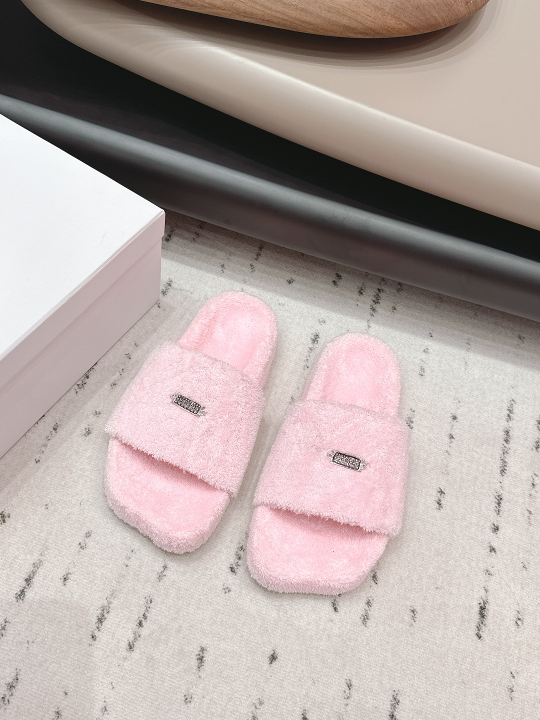 NO:706482,: 'Exclusive top version' M*M6M*aison M*argiela~26vs early spring new sandals series... [Terry cloth thick-soled sandals] Just hearing the retro style will immediately think of the classic M*arginal, retro and fashionable, clean and refreshing collection of spring, summer, autumn and winter colors, comfortable, cool and casual style design, very Margiela style, no pressure on the feet, full of avant-garde elements, original packaging  A light luxury trendy model with multiple elements, this German training shoe designed by Margiela continues the classic T-shaped leather splicing. It has been carefully improved many times by the design team, just to let you experience the most original military flavor~ The designer's design technology is combined with the top craftsmanship of sports and leisure Labang lasts. It does not take off the bottom, does not smell glue, and uses Labang last technology... Fabric: Original custom terry cloth Lining: Original custom terry cloth Foot: Original custom terry cloth Outsole:  Original molded foam combination sole Size: 35-39 (40.41. Customization is non-refundable) Packaging: Original full set of packaging Color: Official website updated simultaneously, slippers, masion margiela, slippers19860909: 《独家顶级版本》 M*M6M*aison M*argiela~26vs早春新款凉拖系列……【毛巾布厚底凉拖】 光听到复古风就能立刻想到经典M*arginal,复古时髦,春夏秋冬配色干净清爽集合,舒适,酷飒,休闲于一体的风格设计,很马吉拉风格,上脚无压力十足先锋元素,原版包装 一个轻奢潮款多元素结合玛吉拉设计师设计这一款德国训练鞋延续了经典的T形真皮拼接,经过设计团队多次的精心改良,只为让您体验最原始的军旅味道~设计师设计工艺结合运动休闲拉邦套楦顶级工艺,不脱底,不臭胶水,采用拉邦套楦工艺…… 面料: 原版定制毛巾布 内里: 原版定制毛巾布 垫脚: 原版定制毛巾布 大底: 原版开模发泡组合底 码数: 35-39（40.41.定制不退换） 包装: 原版全套包装 颜色: 官网同步更新,拖鞋,masion margiela,slippers,Women's Shoes