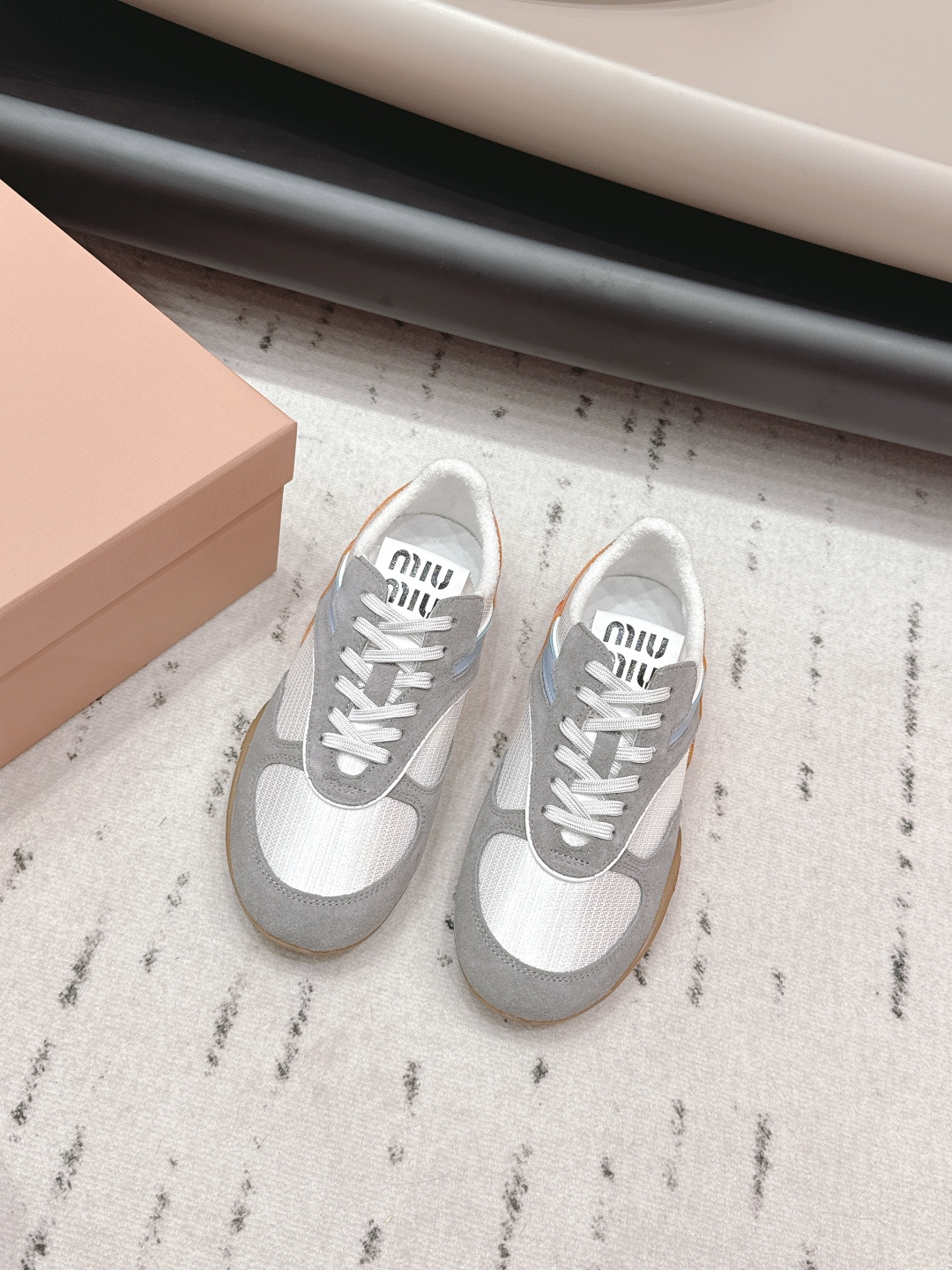 NO:706498,'Exclusive top version' Miu Miu 2026 vs early spring's latest popular casual shoe series... [Round toe color block casual shoes] Miu Miu's latest popular style Avant-garde and bold design, Miu Miu style is integrated into the simple lines of this thick-soled canvas sneaker, with unique logos on the tongue and back, embellished with retro design, adding iconic elements!  The thick sole design defines the avant-garde modern style. The fabric is original customized cowhide/technical cloth. The lining is original customized terry cloth. The foot pads are original customized sheepskin. The outsole is original molded TPU molded bottom. Packaging. Original full set of packaging. Number of yards: 35-39 (40. Customization is non-refundable). Colors are updated simultaneously on the official website, casual shoes/sports shoes, miumiu, sneakers, sheepskin.19860909《独家顶级版本》 缪缪miumiu2026vs早春最新爆款休闲鞋系列……【圆头拼色休闲鞋】  miumiu最新爆款 前卫大胆的设计,Miu Miu风格融于此款厚底帆布运动鞋的简约线条, 别致徽标饰于鞋舌与背面,点缀复古设计,平添标志性元素！厚底设计定义前卫的现代风格 面料原版定制牛猄/科技布 内里原版定制毛巾布 垫脚原版定制羊皮 大底原版开模TPU成型底 包装原版全套包装 码数35-39（40.定制不退换） 颜色官网同步更新,休闲鞋/运动鞋,miumiu,sneakers,sheepskin,Women's Shoes