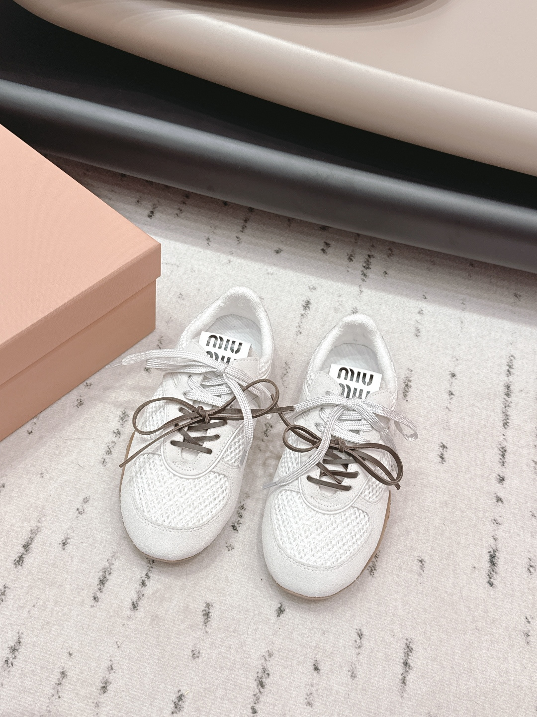 NO:706495,'Exclusive top version' Miu Miu 2026 vs early spring's latest popular casual shoe series... [Round toe color block casual shoes] Miu Miu's latest popular style Avant-garde and bold design, Miu Miu style is integrated into the simple lines of this thick-soled canvas sneaker, with unique logos on the tongue and back, embellished with retro design, adding iconic elements!  Thick-soled design defines avant-garde modern style. Original custom-made cowhide fabric/imported network. Original custom-made terry cloth inside. Original custom-made sheepskin for feet. Original open-molded TPU molded sole. Packaging. Original full set of packaging. Code number: 35-39 (40. Customization is non-returnable). Colors are updated simultaneously on the official website, casual shoes/sports shoes, miumiu, sneakers, sheepskin.19860909《独家顶级版本》 缪缪miumiu2026vs早春最新爆款休闲鞋系列……【圆头拼色休闲鞋】  miumiu最新爆款 前卫大胆的设计,Miu Miu风格融于此款厚底帆布运动鞋的简约线条, 别致徽标饰于鞋舌与背面,点缀复古设计,平添标志性元素！厚底设计定义前卫的现代风格 面料原版定制牛猄/进口网 内里原版定制毛巾布 垫脚原版定制羊皮 大底原版开模TPU成型底 包装原版全套包装 码数35-39（40.定制不退换） 颜色官网同步更新,休闲鞋/运动鞋,miumiu,sneakers,sheepskin,Women's Shoes