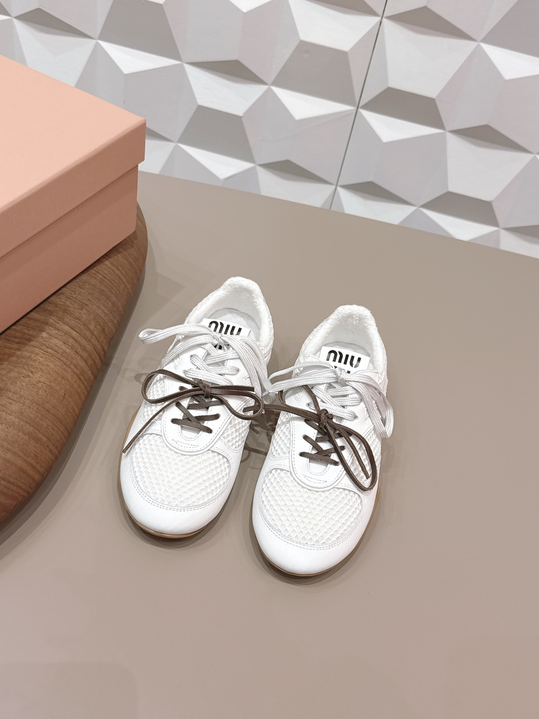 NO:706491,'Exclusive top version' Miu Miu 2026 vs early spring's latest popular casual shoe series... [Round toe color block casual shoes] Miu Miu's latest popular style Avant-garde and bold design, Miu Miu style is integrated into the simple lines of this thick-soled canvas sneaker, with unique logos on the tongue and back, embellished with retro design, adding iconic elements!  Thick-soled design defines avant-garde modern style. Fabric original custom cowhide/imported mesh. Original custom terry lining. Original custom sheepskin for feet. Original open-molded TPU molded bottom. Packaging. Original complete package. Number of yards: 35-39 (40. Customization is non-refundable). Colors are updated simultaneously on the official website, casual shoes/sports shoes, miumiu, sneakers, cowhide, sheepskin.19860909《独家顶级版本》 缪缪miumiu2026vs早春最新爆款休闲鞋系列……【圆头拼色休闲鞋】  miumiu最新爆款 前卫大胆的设计,Miu Miu风格融于此款厚底帆布运动鞋的简约线条, 别致徽标饰于鞋舌与背面,点缀复古设计,平添标志性元素！厚底设计定义前卫的现代风格 面料原版定制牛皮/进口网 内里原版定制毛巾布 垫脚原版定制羊皮 大底原版开模TPU成型底 包装原版全套包装 码数35-39（40.定制不退换） 颜色官网同步更新,休闲鞋/运动鞋,miumiu,sneakers,cowhide,sheepskin,Women's Shoes