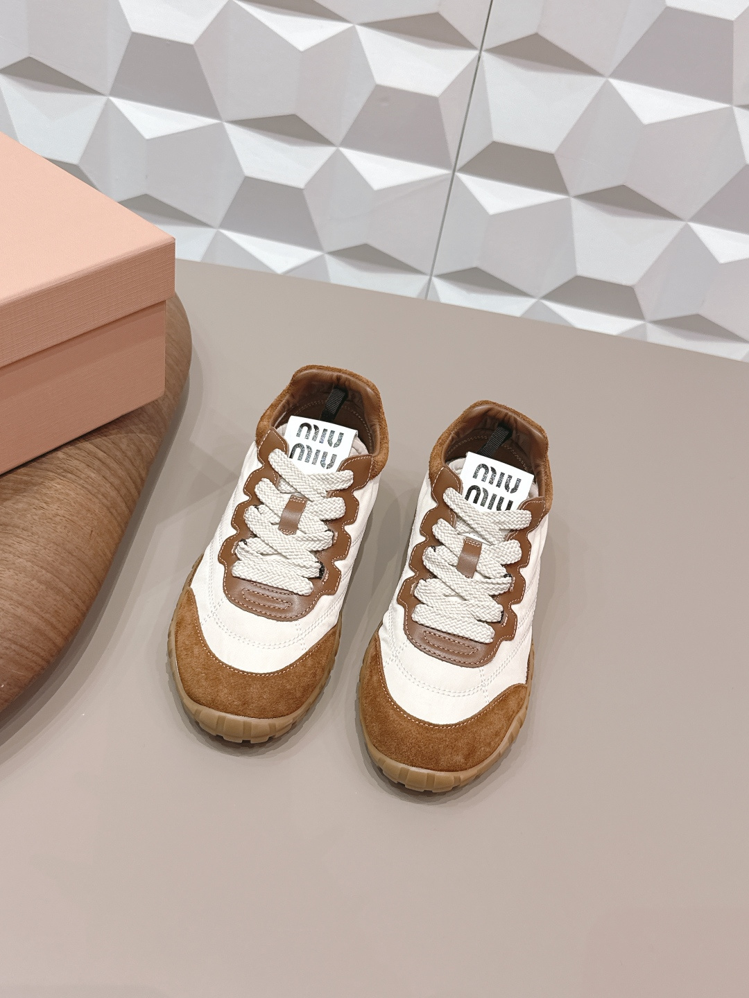 NO:706694,(Top version) Miu Miu 2026 vs early spring's latest popular casual shoe series... [Round-toe color-blocked casual shoes] Miu Miu's latest popular style Avant-garde and bold design, Miu Miu style is integrated into the simple lines of this thick-soled canvas sneaker, with unique logos on the tongue and back, embellished with retro design, adding iconic elements!  The thick sole design defines the avant-garde modern style. The fabric is original customized cowhide/waterproof cloth. The lining is original customized sheepskin. The foot pad is original customized sheepskin. The outsole is original open molded two-color molded bottom. Packaging. Original full set of packaging. Number of yards: 35-39 (40. Customization is non-refundable). Colors are updated simultaneously on the official website, casual shoes/sports shoes, miumiu, sneakers, cowhide, sheepskin.19860909（顶级版本） 缪缪miumiu2026vs早春最新爆款休闲鞋系列……【圆头拼色休闲鞋】  miumiu最新爆款 前卫大胆的设计,Miu Miu风格融于此款厚底帆布运动鞋的简约线条, 别致徽标饰于鞋舌与背面,点缀复古设计,平添标志性元素！厚底设计定义前卫的现代风格 面料原版定制牛皮/防水布 内里原版定制羊皮 垫脚原版定制羊皮 大底原版开模双色成型底 包装原版全套包装 码数35-39（40.定制不退换） 颜色官网同步更新,休闲鞋/运动鞋,miumiu,sneakers,cowhide,sheepskin,Women's Shoes