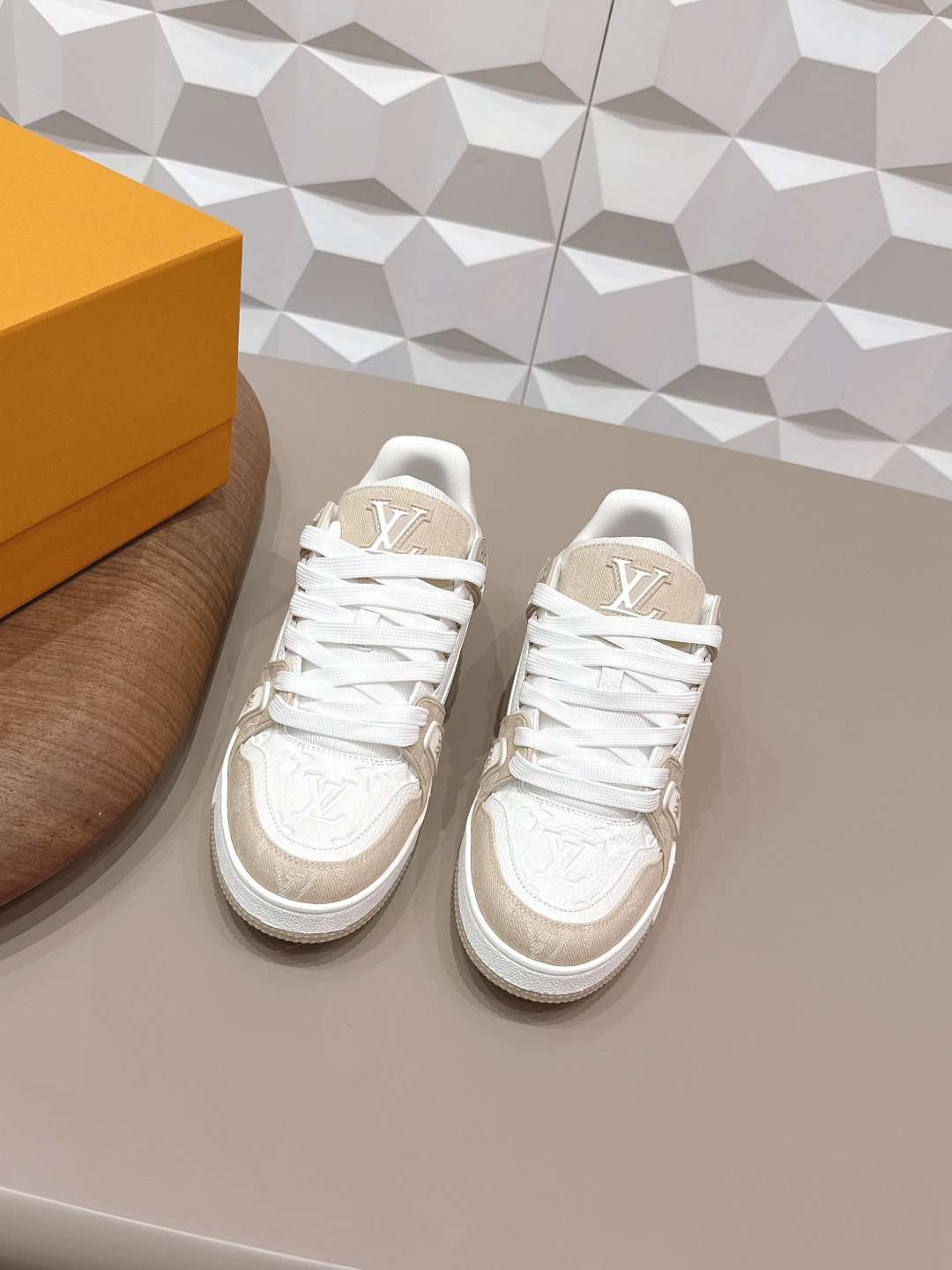 NO:706489,'Top Exclusive First Release' for Couples [Couple Color Matching Casual Shoes] LV 26's early spring new color debut is really a new style, sisters, it looks so good on your feet. Purchase the original version at the counter and develop it one to one. All details, materials, and quality are the same as those at the counter, and you will get the latest luxurious packaging... Fabric: Original customized cowhide embossing process. Lining: Original customized breathable mesh. Foot: Original customized fabric injection molding. Outsole: Original open-molded TPU molded sole.  Packaging: Original upgraded full set of packaging Number of yards: 35-44 (45.46 customization is not returnable) Color: Official website updated simultaneously, casual shoes/sports shoes, louis vuitton, sneakers, cowhide19860909情侣《顶级独家首发》【情侣拼色休闲鞋】 LV 26早春新色首发真的又是新一款王炸新款,姐妹们,上脚太好看啦专柜购买原版一比一开发,所有细节,材料,品质,跟专柜无区别,再送豪华最新大包装…… 面料:原版定制牛皮压花工艺 内里:原版定制透气网布 垫脚:原版定制布料注塑成型 大底:原版开模TPU成型底 包装:原版升级全套包装 码数:35-44（45.46定制不退换） 颜色:官网同步更新,休闲鞋/运动鞋,louis vuitton,sneakers,cowhide,Women's Shoes