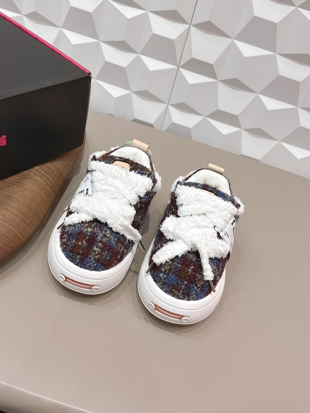 NO:706479,: 'Exclusive fully upgraded version' for couples SmileRepublic ~ 26 early spring internet celebrity king's casual series for couples... [Thick-soled casual shoes for couples] SmlieRepublic comes from an American brand, today's popular elements, lace craftsmanship, large wide laces and bow textures are presented, and the big-toe soles have a retro feel. When paired together, they bring a strong visual impact!  It also represents the latest popular 23 iconic color matching. The customized paper logo on the side of the shoe is of course the most eye-catching presence... Fabric: Original customized fabric Lining: Original customized fabric Foot pads: Original injection molded pads Outsole: Original molded foam molded sole Packaging: Original full set of packaging Code number: Couple 35-44 (female 41, male 45 customized) Color: official website updated simultaneously, casual shoes/sports shoes, sneakers19860909: 情侣《独家全面升级版本》  SmileRepublic～26早春网红王炸情侣休闲系列……【情侣厚底休闲鞋】 SmlieRepublic来源于美国品牌,今天流行元素,絮絮花边工艺,大宽鞋带蝴蝶结纹理形式呈现,大头鞋底外形颇具复古感,搭配起来带来极强的视觉冲击感的同时！ 也代表了23最新流行的标志性配色鞋身侧面的定制纸标Logo当然是最抢眼的存在…… 面料: 原版定制布料 内里: 原版定制布料 垫脚: 原版注塑成型垫 大底: 原版开模发泡成型底 包装: 原版全套包装 码数: 情侣35-44（女41.男45定制） 颜色:官网同步更新,休闲鞋/运动鞋,sneakers,Women's Shoes