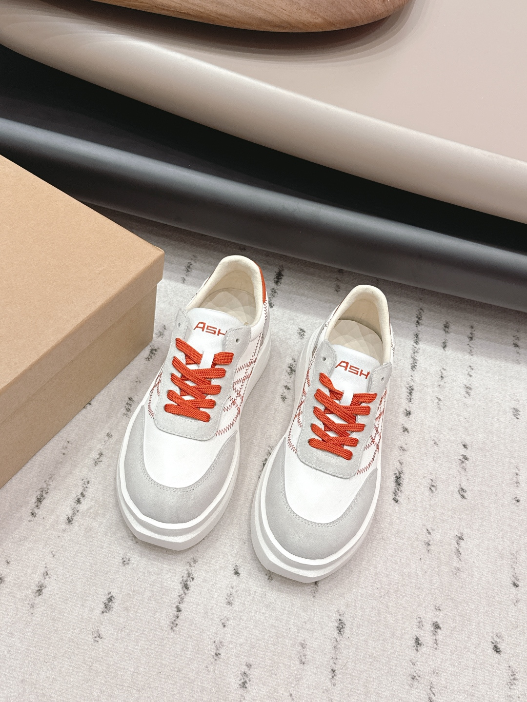 NO:706487,: 'Exclusive top version' ASH Ai Xi niche ~ 2026 vs early spring internet celebrity hot casual series... [Round toe color matching casual shoes] Original purchase, development and production ASH has a unique American retro style, with a solid leather shoe body and a retro-atmosphere versatile appearance, matched with the brand's classic American flag logo, and has won the love of many fashion celebrities. BLACKPINKRose is more often worn in private outfits ASH Ai Xi shoes, neat and stylish...  Fabric original custom cowhide, lining original custom sheepskin, foot pads original custom sheepskin, outsole original molded PU foam molding bottom, packaging original full set of packaging, code number 35-39 (40. Customized, non-refundable). Color: official website updated simultaneously, casual shoes/sports shoes, sneakers, cowhide, sheepskin.19860909: 《独家顶级版本》  ASH艾熙小众～2026vs早春网红爆款休闲系列…【圆头拼色休闲鞋】  原版购入开发 做货 ASH富有独特美式复古风格,以扎实的皮革鞋身与复古氛围的百搭外型,配搭品牌经典的美国国旗标志,获得许多时尚名人的喜爱,BLACKPINKRose 更经常于私下穿搭中穿戴 ASH艾熙鞋款,俐落有型… 面料原版定制牛皮 内里原版定制羊皮 垫脚原版定制羊皮 大底原版开模PU发泡成型底 包装原版全套包装 码数35-39（40.定制不退换） 颜色:官网同步更新,休闲鞋/运动鞋,sneakers,cowhide,sheepskin,Women's Shoes