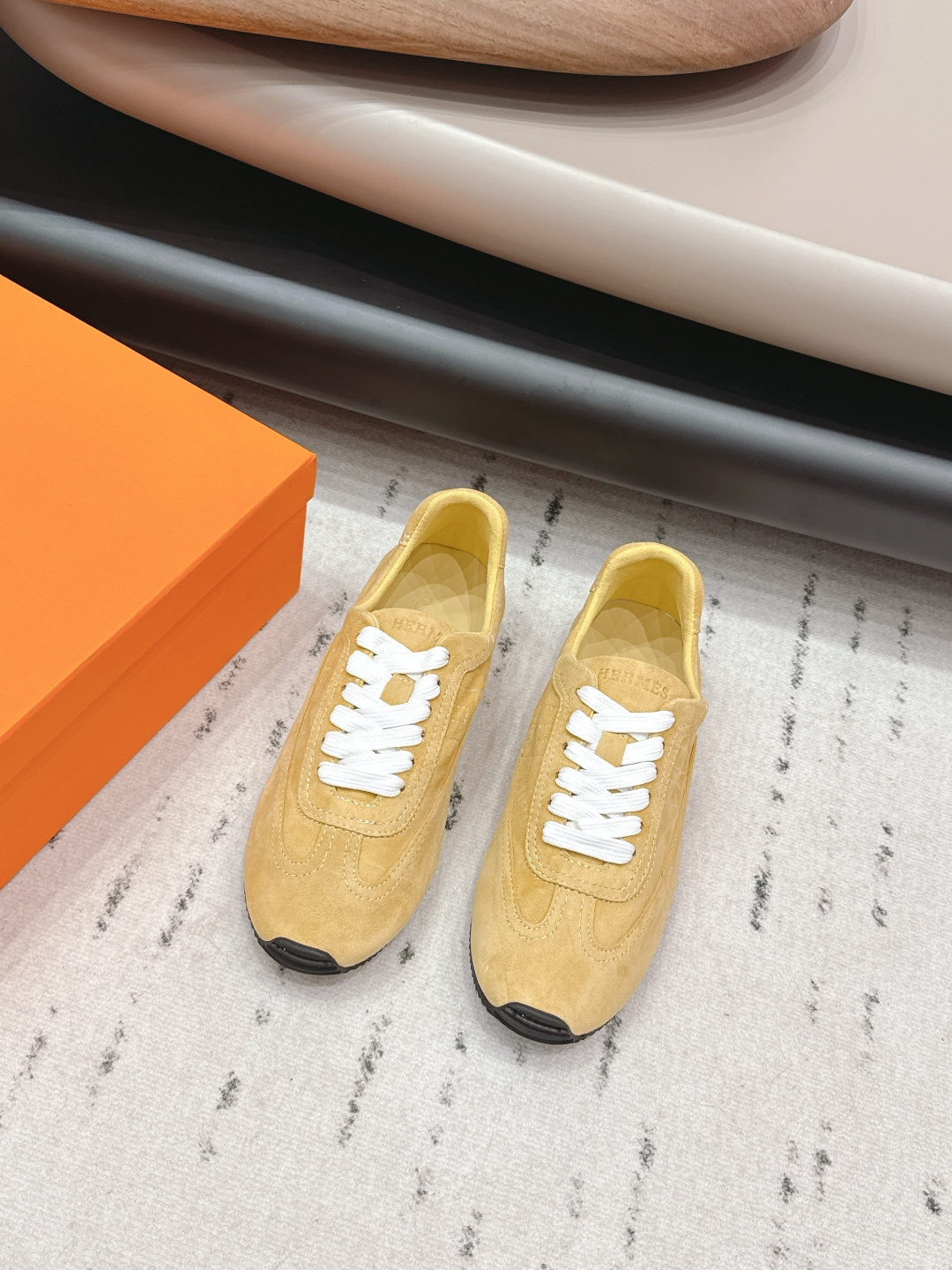 NO:706481,'Exclusive top version' Hermes Hermès 26vs early spring new couple casual shoes series... Classic sports style + British color matching design, classic and durable!  Original inverted mold last, ultimate 1:1 shape, imported high-end mesh material showing exquisite texture!  Open the mold to customize the A-level high-density private mold outsole with luxurious packaging!  Unique quality, fabric original customized cashmere, lining original customized sheepskin, foot pads original customized sheepskin, outsole original molded TPU molded bottom, original full set of packaging, code number 35-39 (40. customized), color official website updated simultaneously, casual shoes/sports shoes, hermes, hermes, sneakers, sheepskin19860909《独家顶级版本》 Hermes爱马*仕26vs早春新款情侣休闲鞋系列…… 经典运动风格+英伦拼色设计,经典耐看！原版倒模楦型,极致1:1形体,进口高端网料呈现出精致质感！开模定制A级高密私模大底,奢华包装！独-无二品质, 面料原版定制羊绒 内里原版定制羊皮 垫脚原版定制羊皮 大底原版开模TPU成型底 包装原版全套包装 码数35-39（40.定制） 颜色官网同步更新,休闲鞋/运动鞋,hermes,hermes,sneakers,sheepskin,Women's Shoes