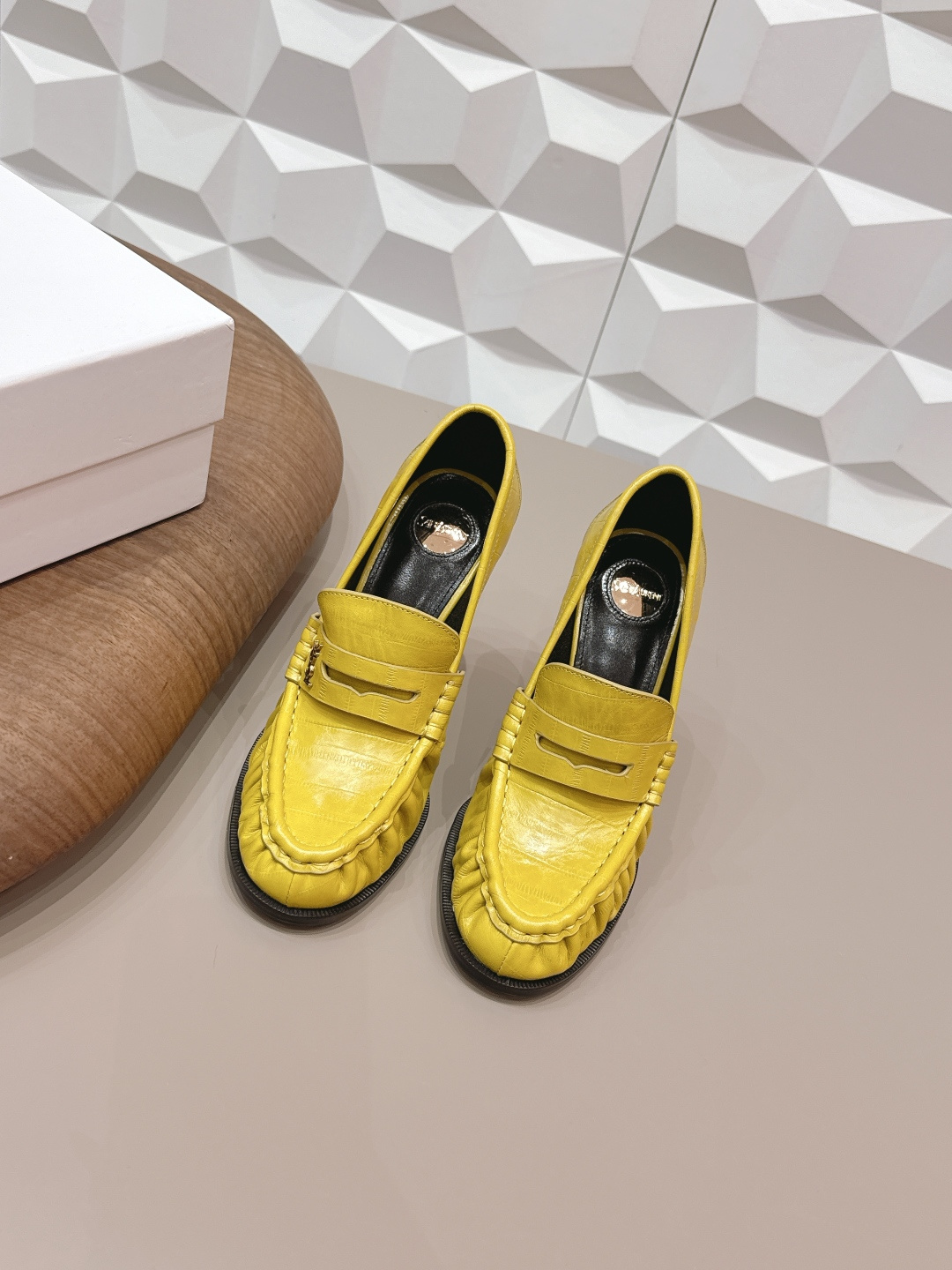 NO:706492,: 'Exclusive top version' SAIN*T LAUREN*T Saint Laurent 2026/vs early spring new fashion shoe series!  Purchasing agent level [Round-toe seamed high-heeled shoes] This pair of high-heeled shoes is definitely a dark horse player. It is very good-looking and is very popular among Internet celebrity bloggers. It makes the hearts of goddesses especially this square-toe series. It is simply addictive. It is super beautiful~ It is super bright in any light. It is really sparkling and attractive. The toe adopts the original one-to-one customized round toe, showing the golden classic of the Yves Saint Laurent brand. Go material. Fabric, original custom crocodile pattern, lining original custom sheepskin.  Original custom-made sheepskin for foot pads, original custom-made leather outsole, heel height 10.5cm, size 35-39 (customized on 40.41.42), original full set of packaging, color official website updated simultaneously, loafers, high heels, saint laurent, saint laurent, loafers, high heels, sheepskin, Leather soles19860909: 《独家顶级版本》 SAIN*T LAUREN*T圣罗*兰2026/vs早春新品时装单鞋系列！代购级别【圆头缝皱高跟单鞋】  这双高跟单鞋绝对是黑马选手 颜值超高 网红博主火爆追捧 特让女神们心动 特别是这种方头系列 简直是中毒的节奏 超美～ 随便一个光线都超级亮眼 真是闪闪惹人爱上鞋头采用原版一比一定制圆头,展现出圣罗兰品牌的金典  Go 材质 面料原版定制鳄鱼纹 内里原版定制羊皮 垫脚原版定制羊皮 鞋底原版定制真皮大底 跟高10.5cm 码数35-39（40.41.42.定制） 包装原版全套包装 颜色官网同步更新,乐福鞋高跟鞋,saint laurent,saint laurent,loafers,high heels,sheepskin,Leather soles,Women's Shoes