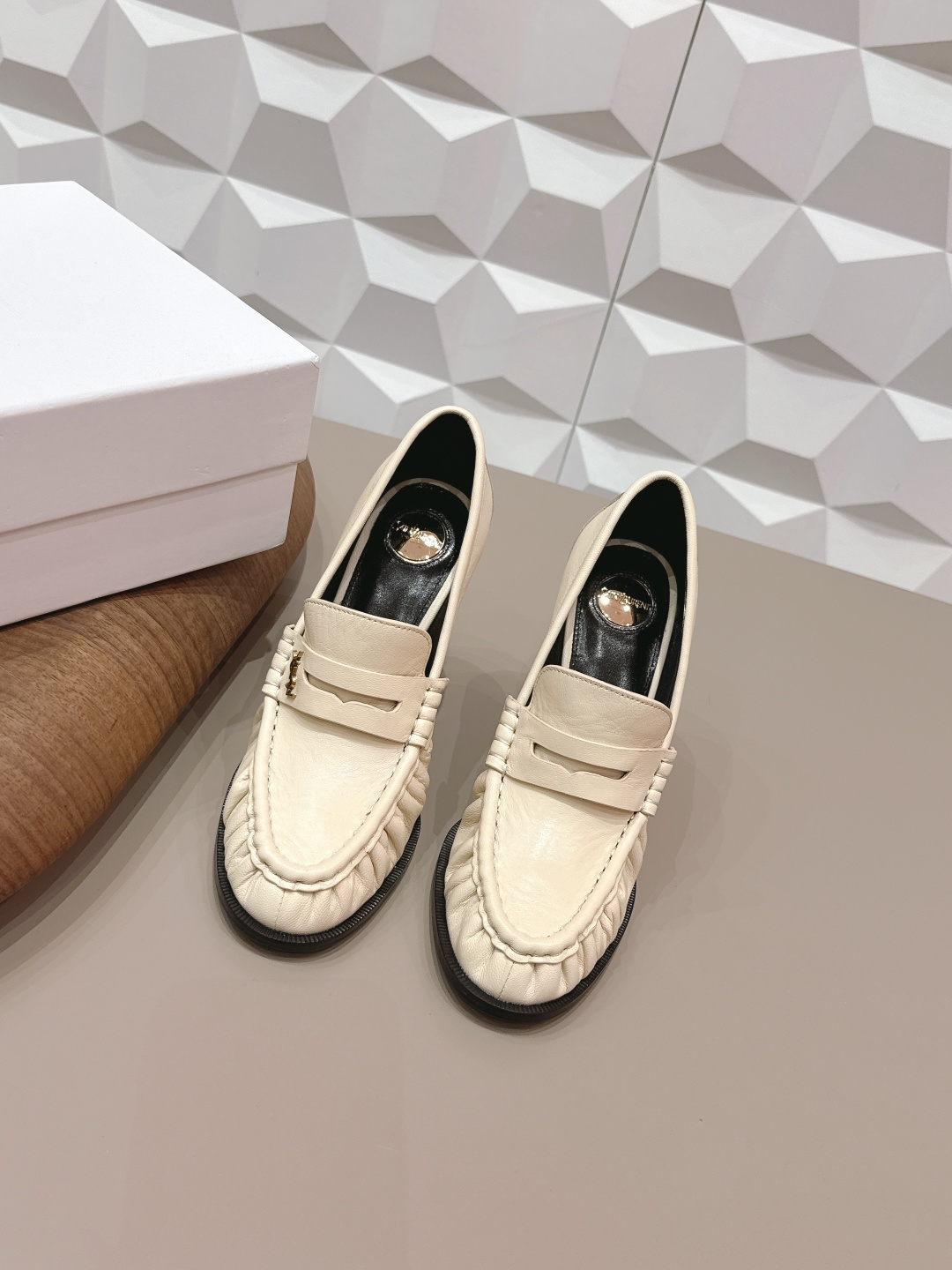 NO:706493,: 'Exclusive top version' SAIN*T LAUREN*T Saint Laurent 2026/vs early spring new fashion shoe series!  Purchasing agent level [Round-toe creased high-heeled shoes] This pair of high-heeled shoes is definitely a dark horse player. It is very good-looking and is popular among Internet celebrity bloggers. It makes the hearts of goddesses especially this square-toe series. It is simply addictive. It is super beautiful~ It is super bright in any light. It is really sparkling and attractive. The toe adopts the original one-to-one customized round toe, showing the golden classic of the Yves Saint Laurent brand. Go material. Fabric: Original custom cowhide. Lining: original custom sheepskin.  Original customized sheepskin for foot pads Original customized genuine leather outsole Heel height 10.5cm Size 35-39 (customized on 40.41.42) Original full set of packaging Color official website updated simultaneously, loafers high heels, saint laurent, saint laurent, loafers, high heels, cowhide, sheepskin, Leather soles19860909: 《独家顶级版本》 SAIN*T LAUREN*T圣罗*兰2026/vs早春新品时装单鞋系列！代购级别【圆头缝皱高跟单鞋】  这双高跟单鞋绝对是黑马选手 颜值超高 网红博主火爆追捧 特让女神们心动 特别是这种方头系列 简直是中毒的节奏 超美～ 随便一个光线都超级亮眼 真是闪闪惹人爱上鞋头采用原版一比一定制圆头,展现出圣罗兰品牌的金典  Go 材质 面料原版定制牛皮 内里原版定制羊皮 垫脚原版定制羊皮 鞋底原版定制真皮大底 跟高10.5cm 码数35-39（40.41.42.定制） 包装原版全套包装 颜色官网同步更新,乐福鞋高跟鞋,saint laurent,saint laurent,loafers,high heels,cowhide,sheepskin,Leather soles,Women's Shoes